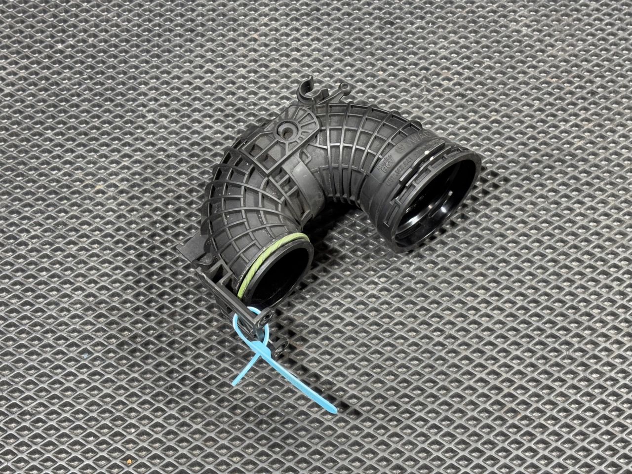 патрубок (трубопровод, шланг) Volkswagen Taos 1 поколение 2021, 1.5 л., DNK, бензин, АКПП, внедорожник 5 дв., 05E145641 - фото №1