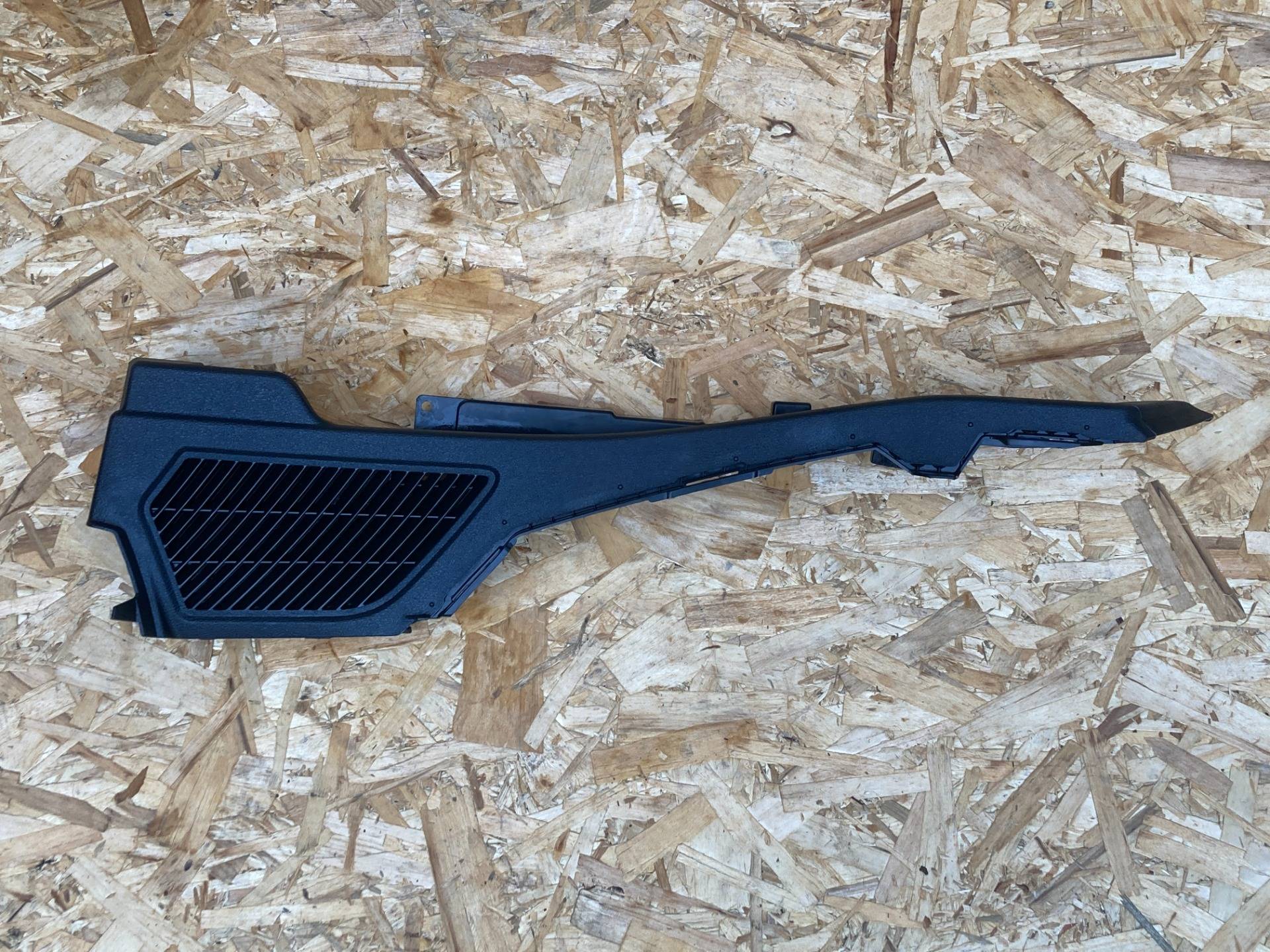 Направляющая шторки багажника (салазки) левая BMW X5 F15 2018 OEM 7284279