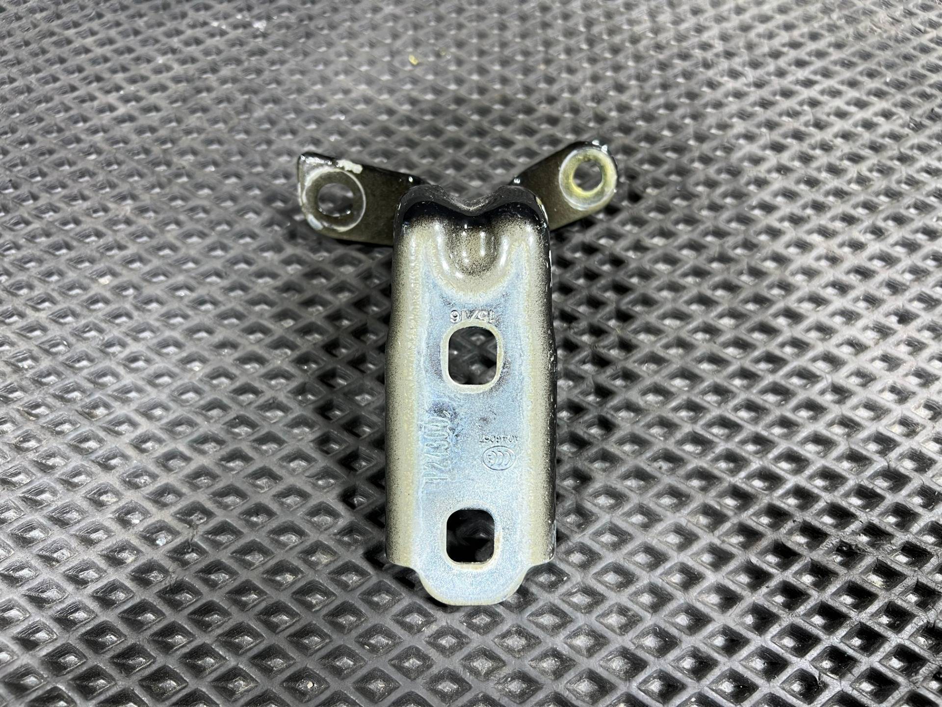 петля двери передней левой GMC Hummer EV 2024 OEM 13501716