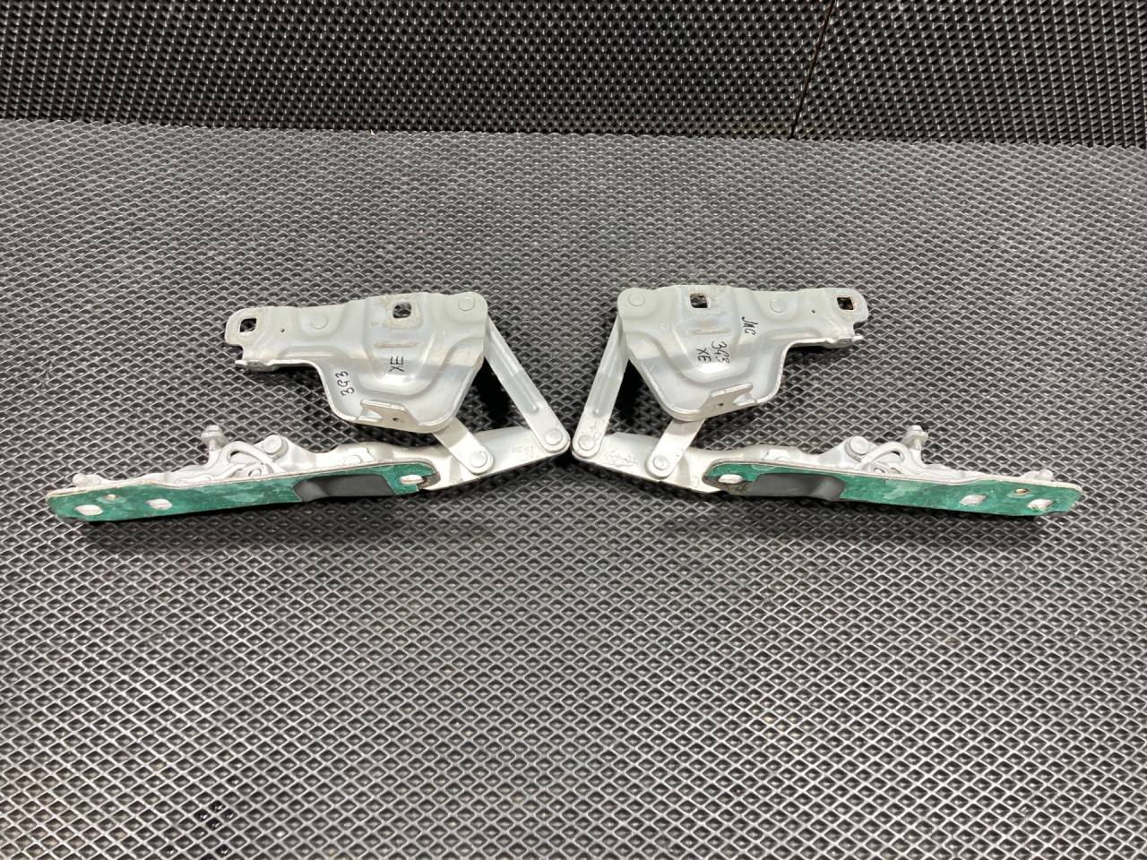 петля капота Jaguar XF X260 260 2015, 2.0 л., 204PT, бензин, АКПП, седан, GX7316801AE, GX7316800AE, T2H12980, T2H12981 - фото №1