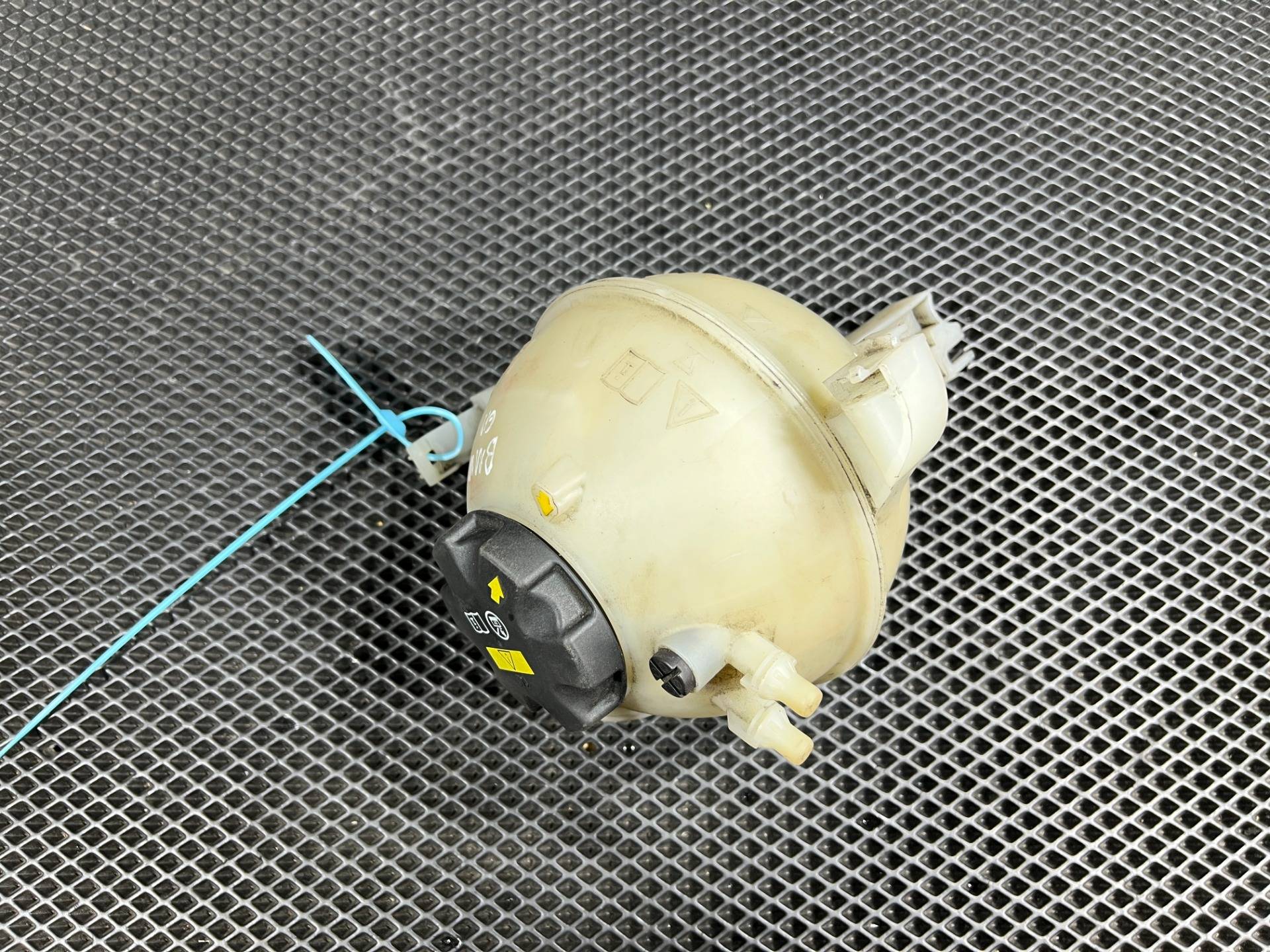 Бачок расширительный BMW 7 G11/G12 2017 OEM 17138610654