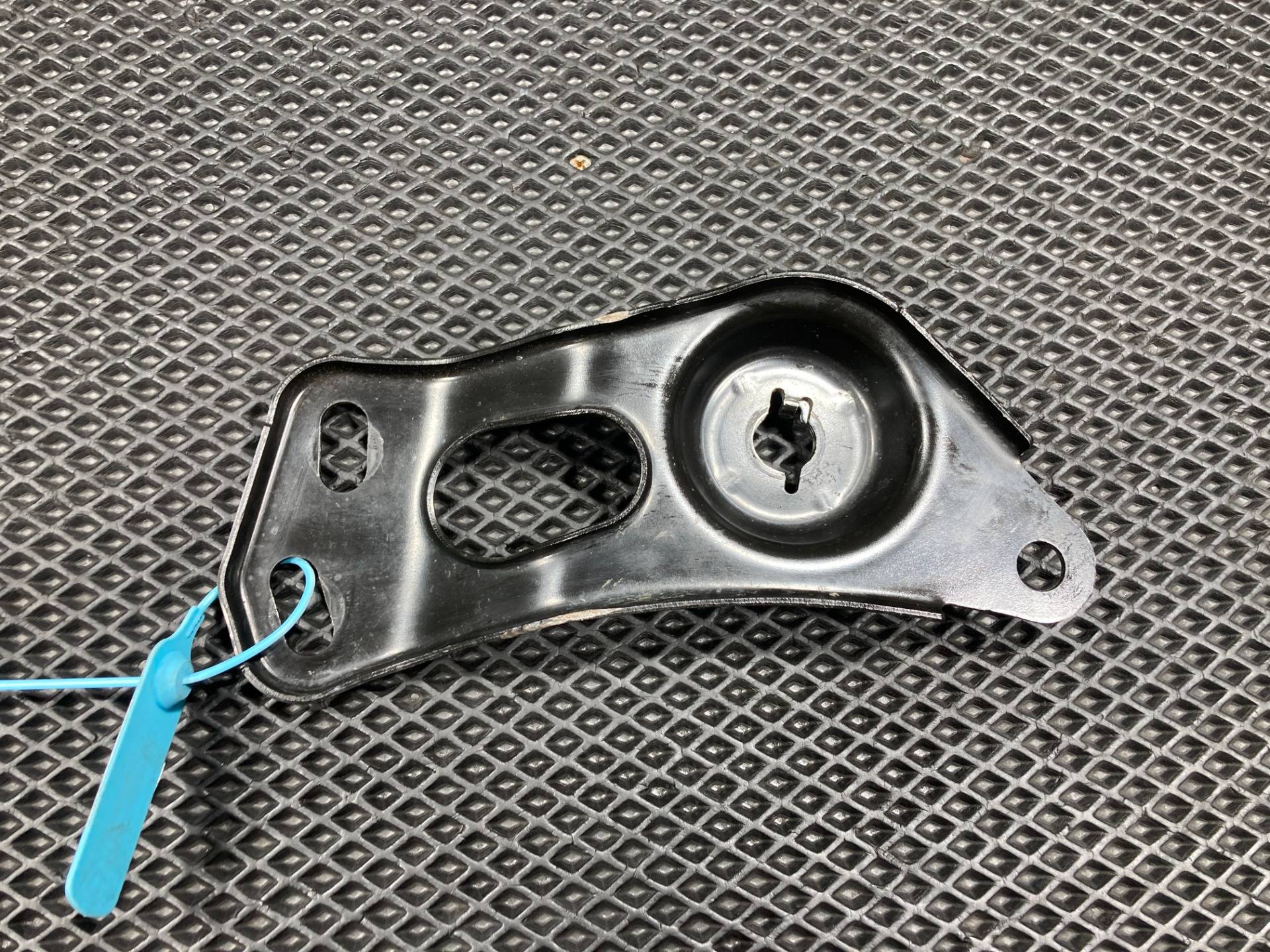 Кронштейн крепления балки подвески Kia K5 3 2020 OEM 62470L1500