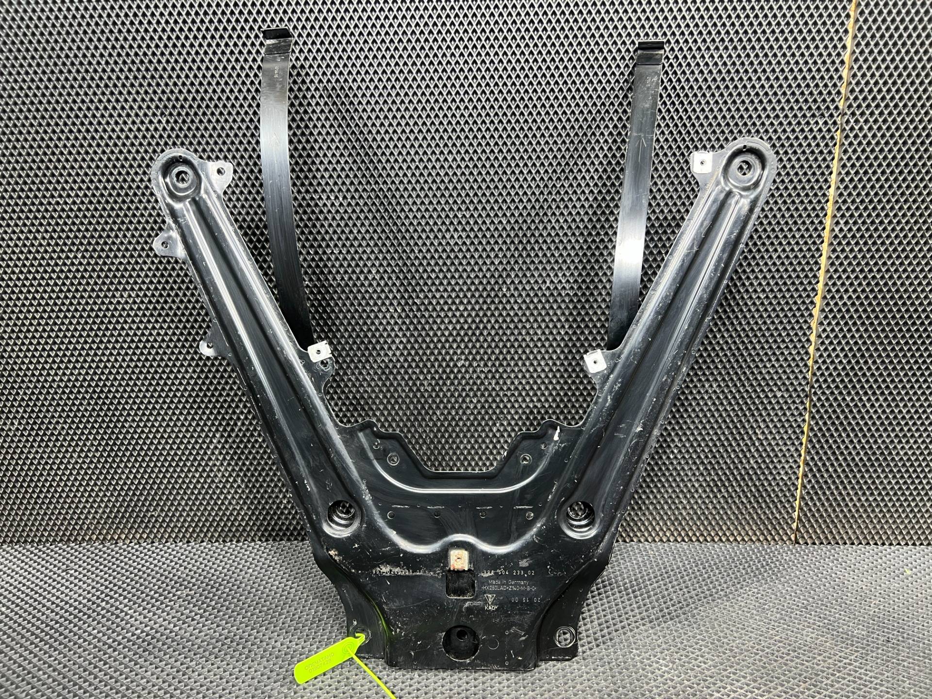 Крепление топливного бака Porsche Cayman 982 2020 OEM 99150423302, 99150443301