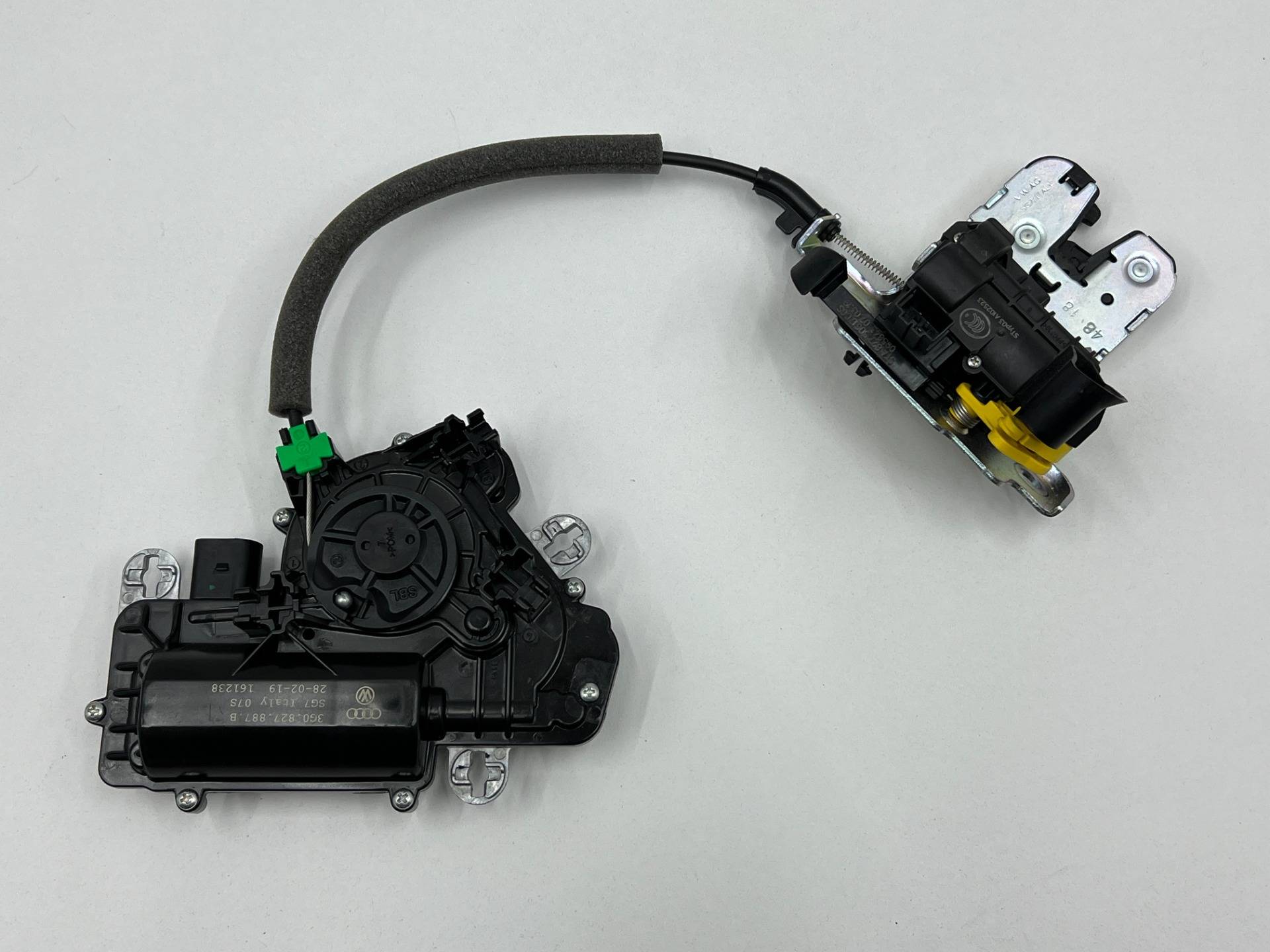 Замок багажника Volkswagen Arteon 2019 OEM 5TA827506D, 3G0827887B