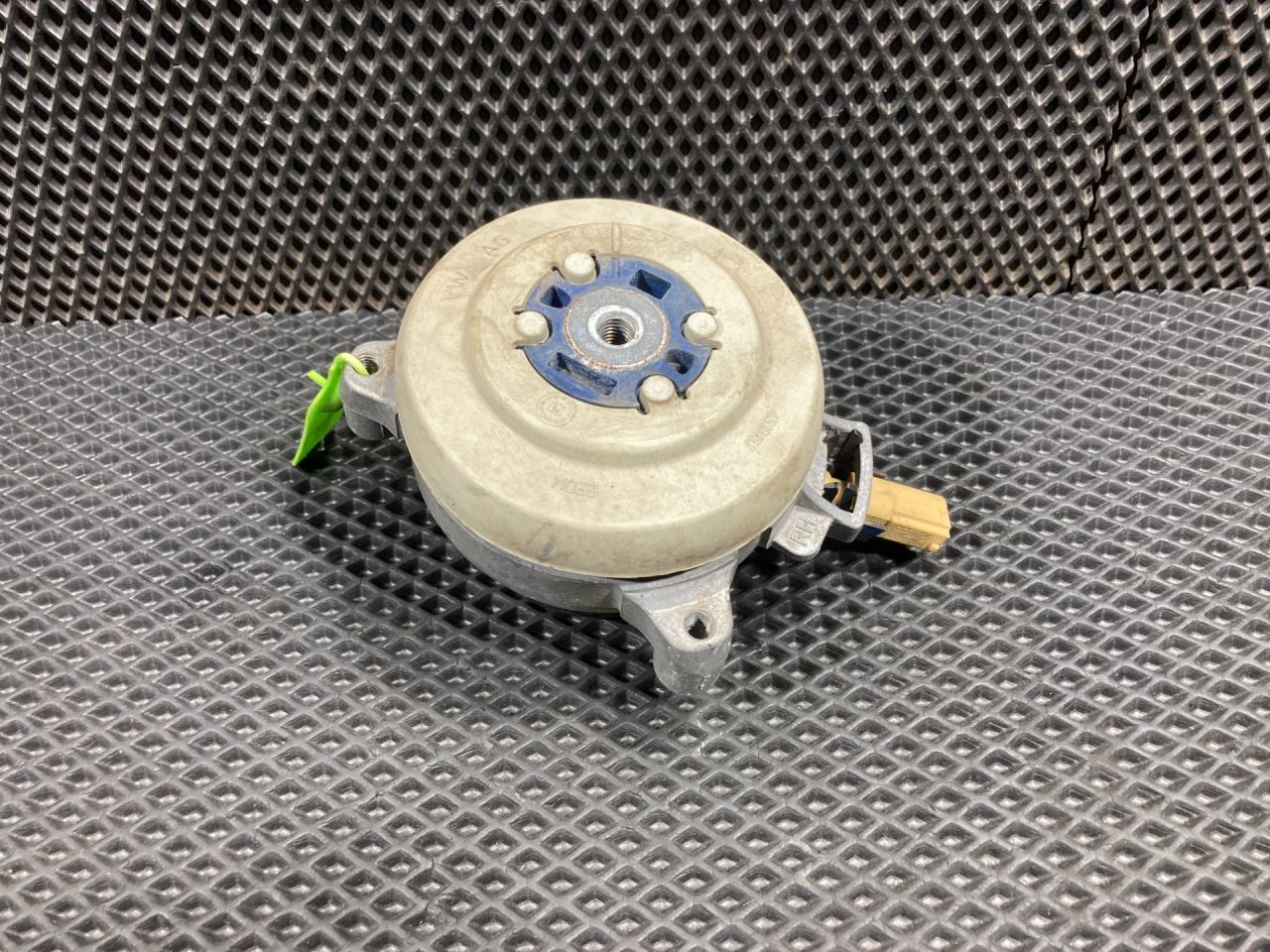 подушка крепления КПП Audi A8 D5 2019, 4.0 л., бензин, АКПП, седан, 4M0399152N - фото №1