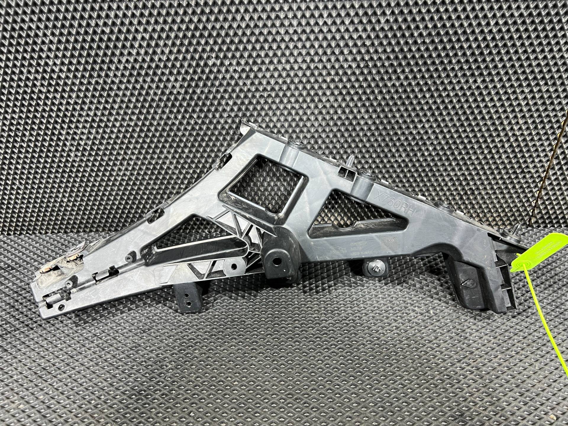 кронштейн крепления бампера заднего Jaguar XE X760 2016 OEM GX7317A881AD, T4N13778