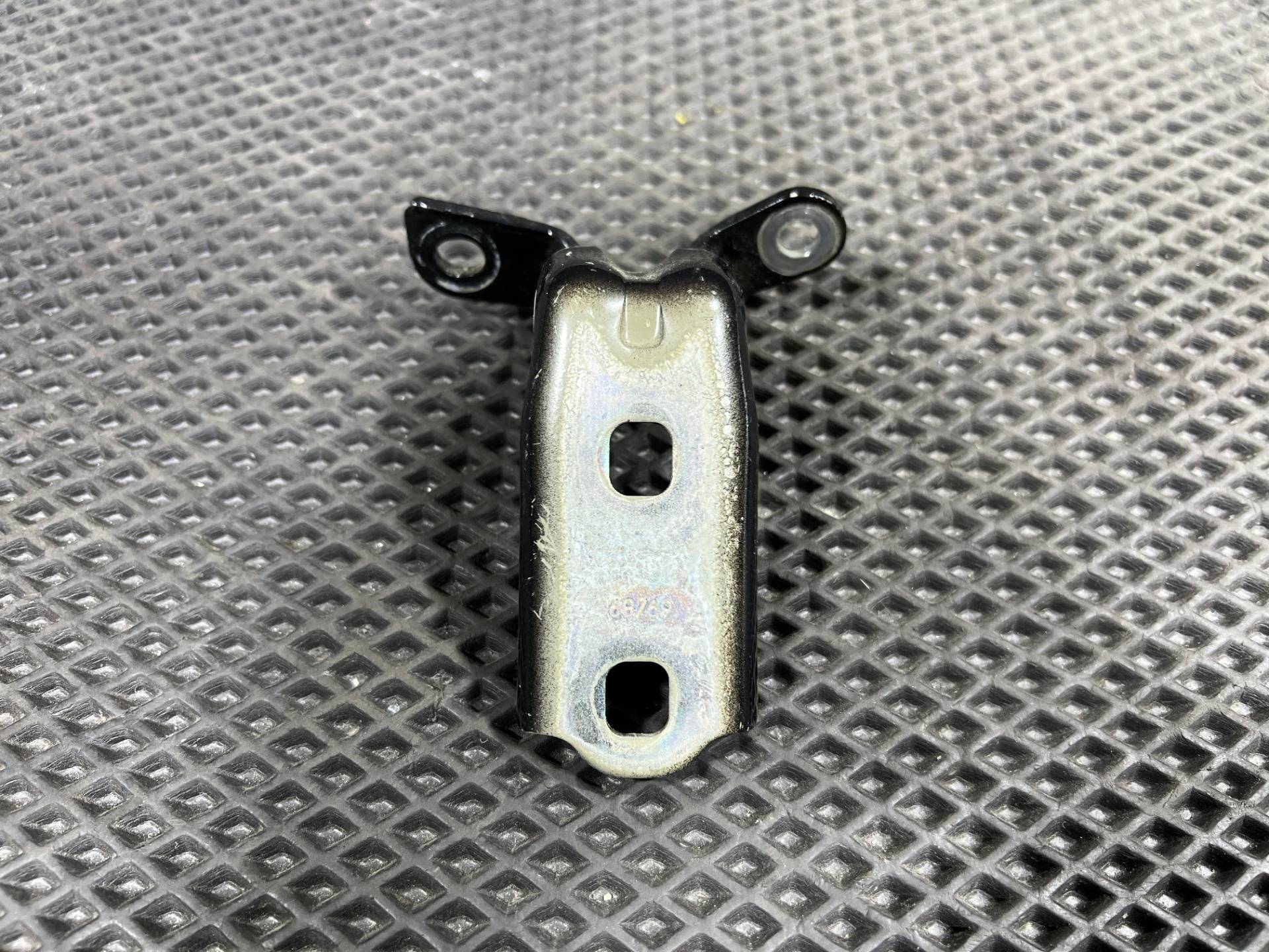 Петля двери задней правой GMC Hummer EV 2024 OEM 85644416, 13581568