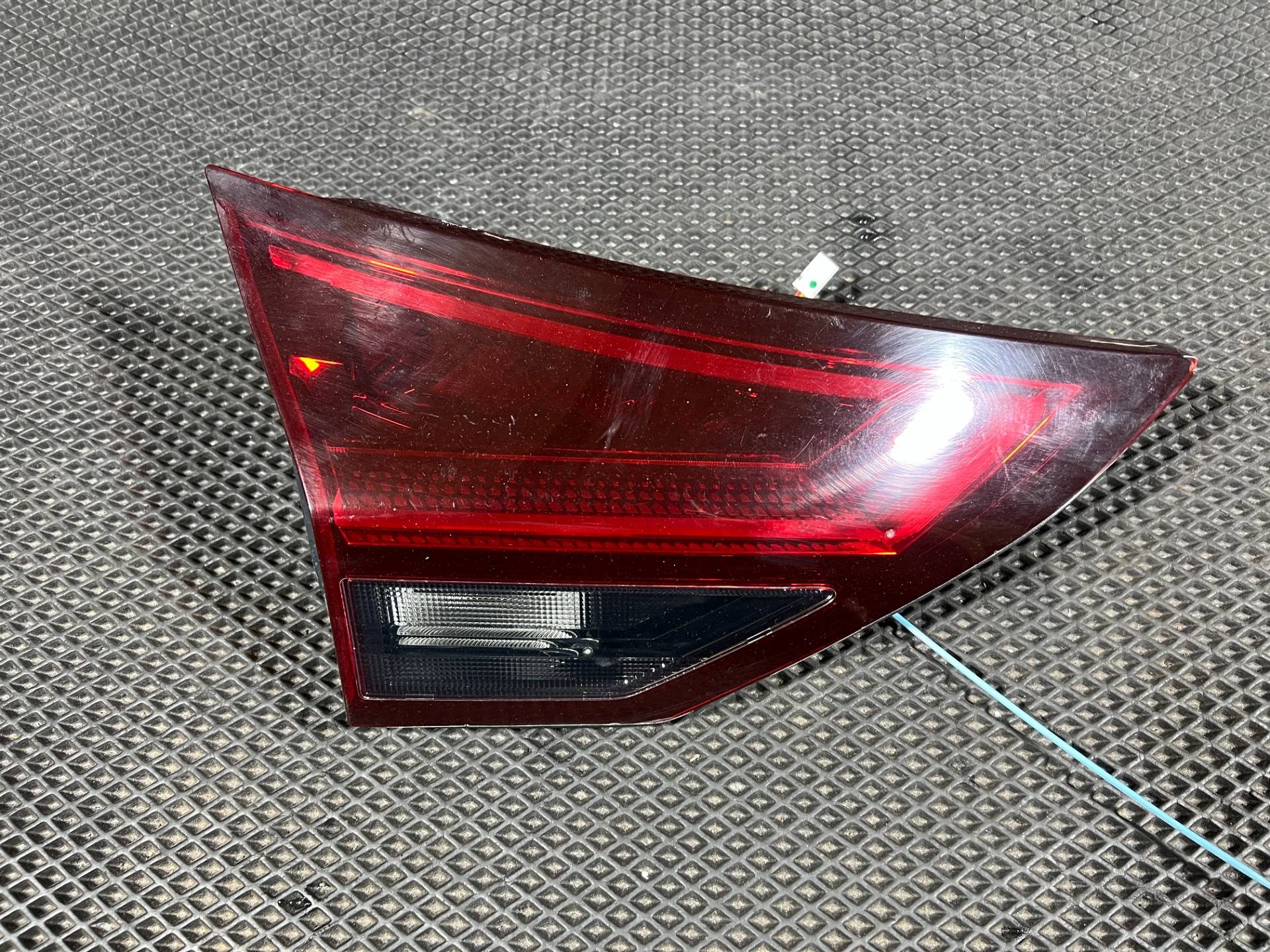 Фонарь крышки багажника левый Nissan Rogue T33 2022 OEM 265506RR0D