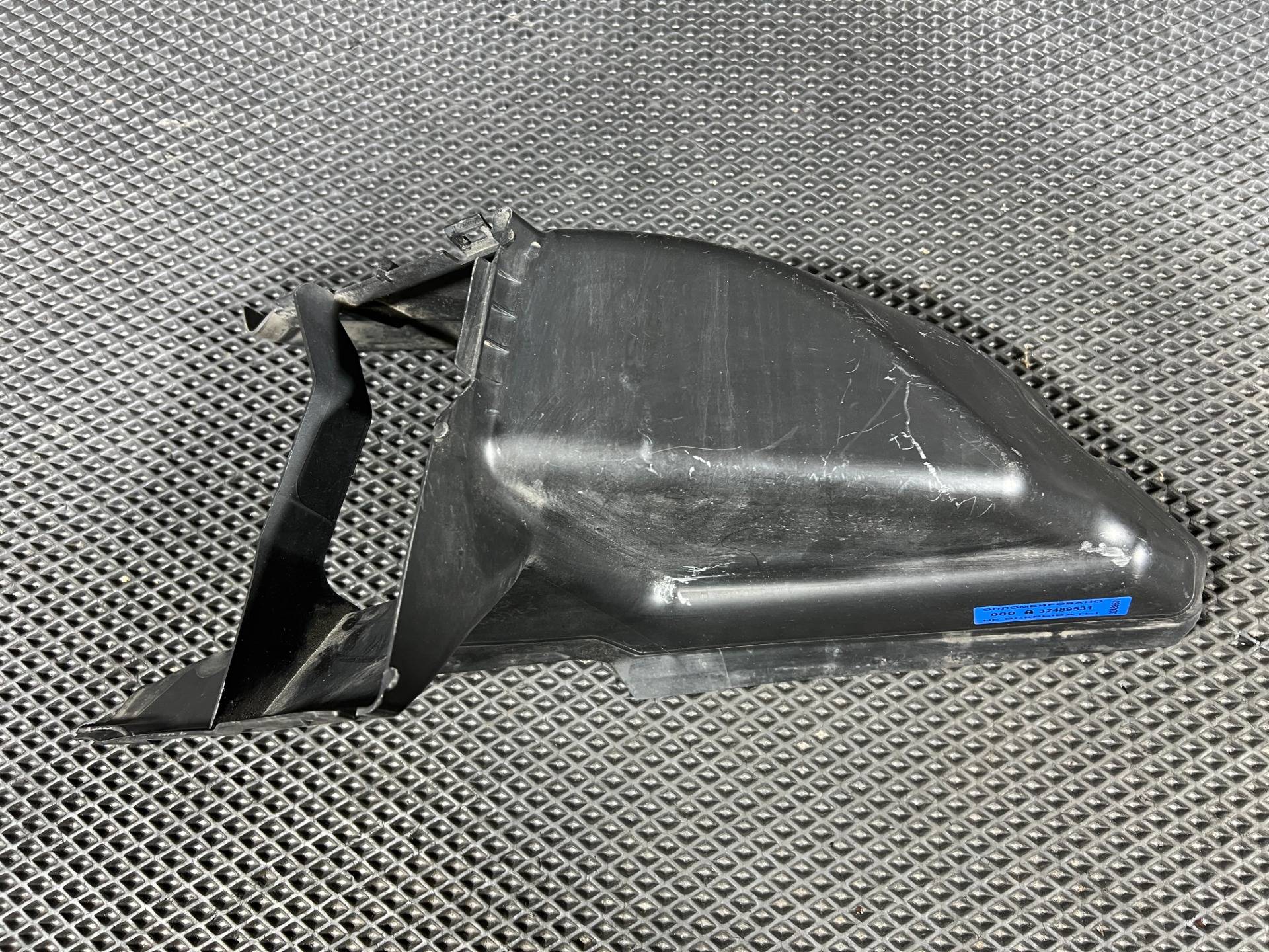 Дефлектор радиатора правый Audi S8 D4 2013 OEM 4H0117336C