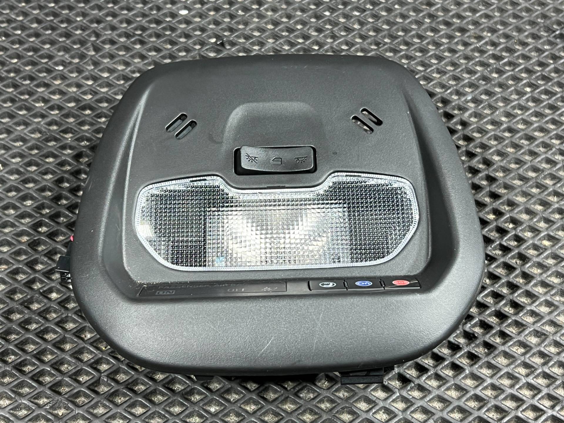 Фонарь салона (плафон) Buick Envista 2024 OEM 42847468, 42918048, 42844008, 42888930, 13540177, 13524213, 42843079
