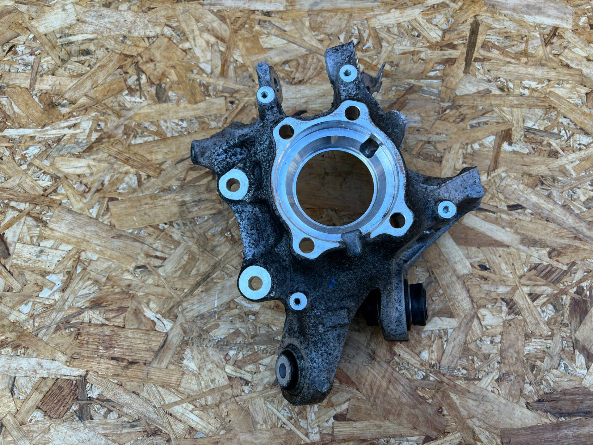 кулак задний левый BMW 7 G11/G12 2017 OEM 33306865661