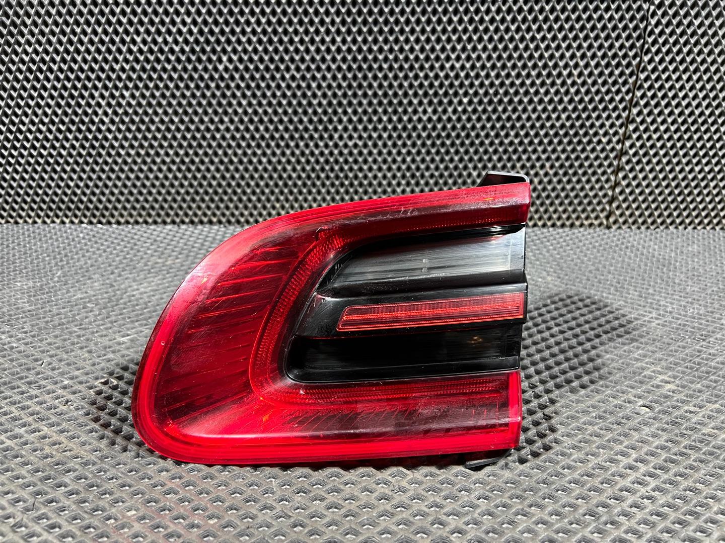 Фонарь крышки багажника правый Porsche Macan 2015 OEM 95B945093G, 95B945093