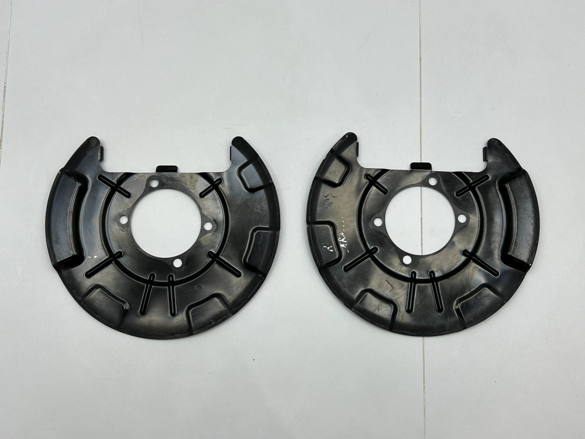 Кожух защитный тормозного диска Kia Carnival 4 2022 OEM 58243R0000, 58245R0000