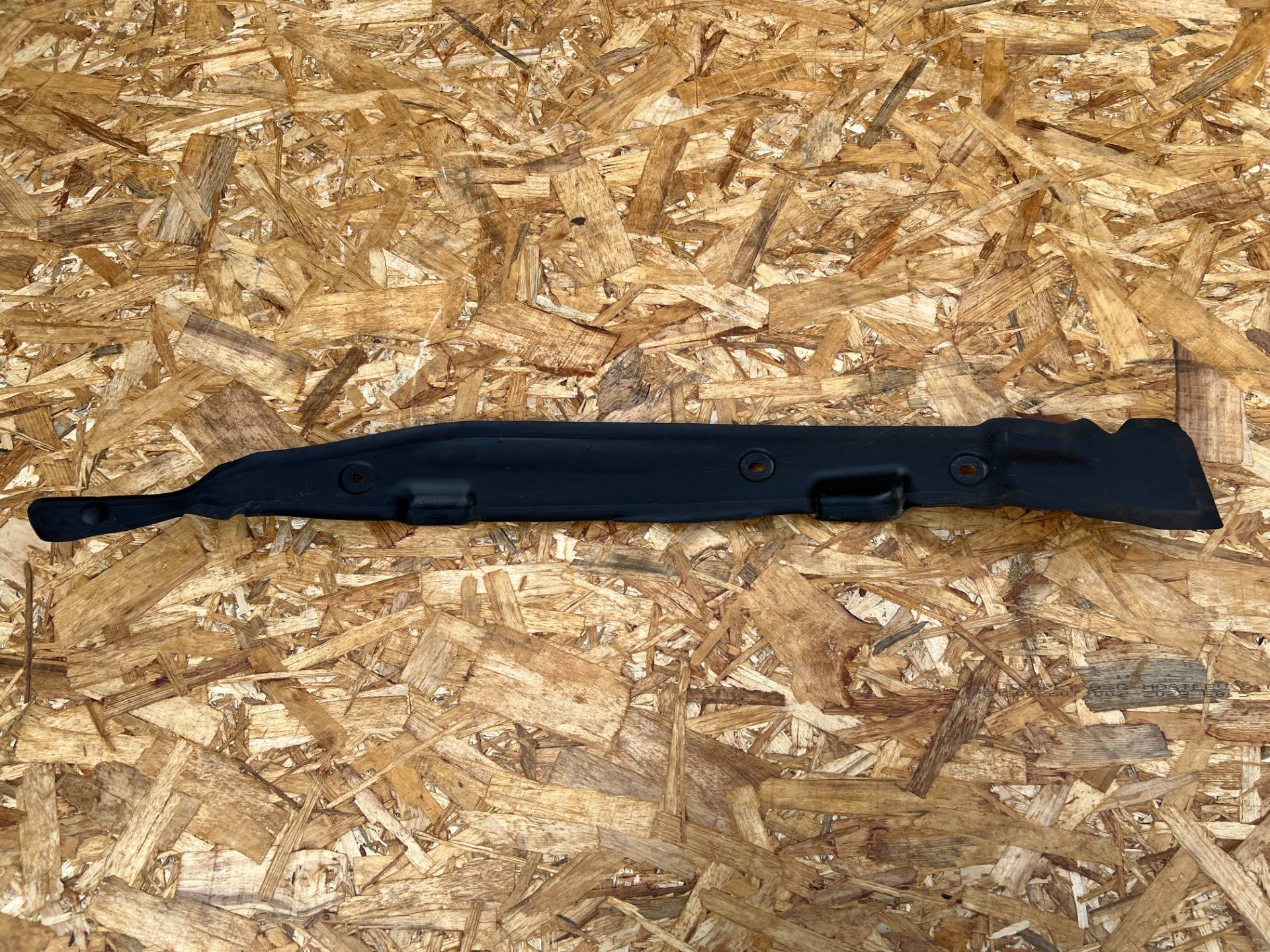 Уплотнитель крыла Nissan Rogue T33 2023 OEM 631306RA0A