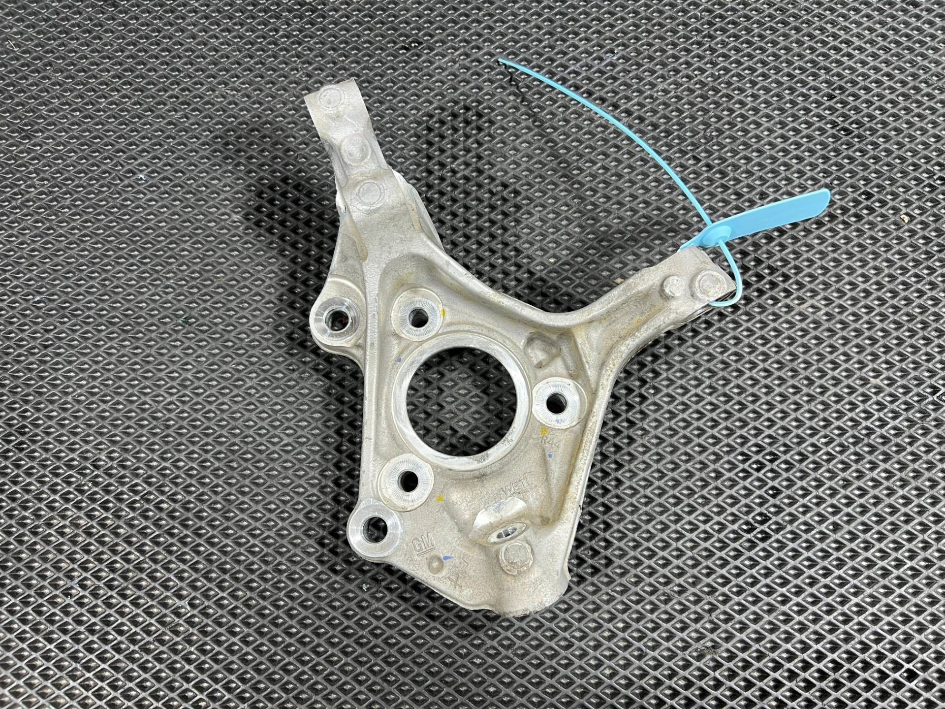 кулак поворотный правый Buick Encore GX рестайлинг 2024 OEM 42757359, 42481616
