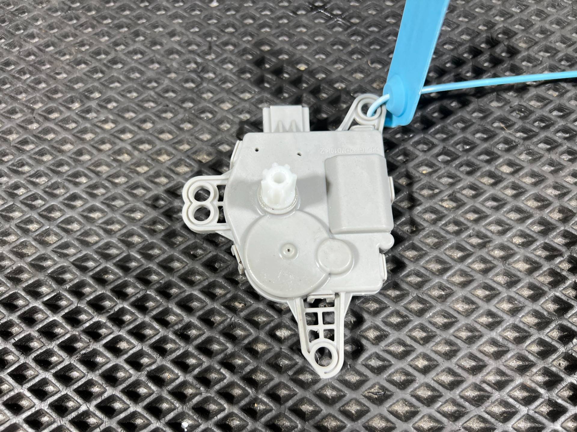 Моторчик заслонки печки Kia K5 3 2020 OEM EA1F1-DN8AB02