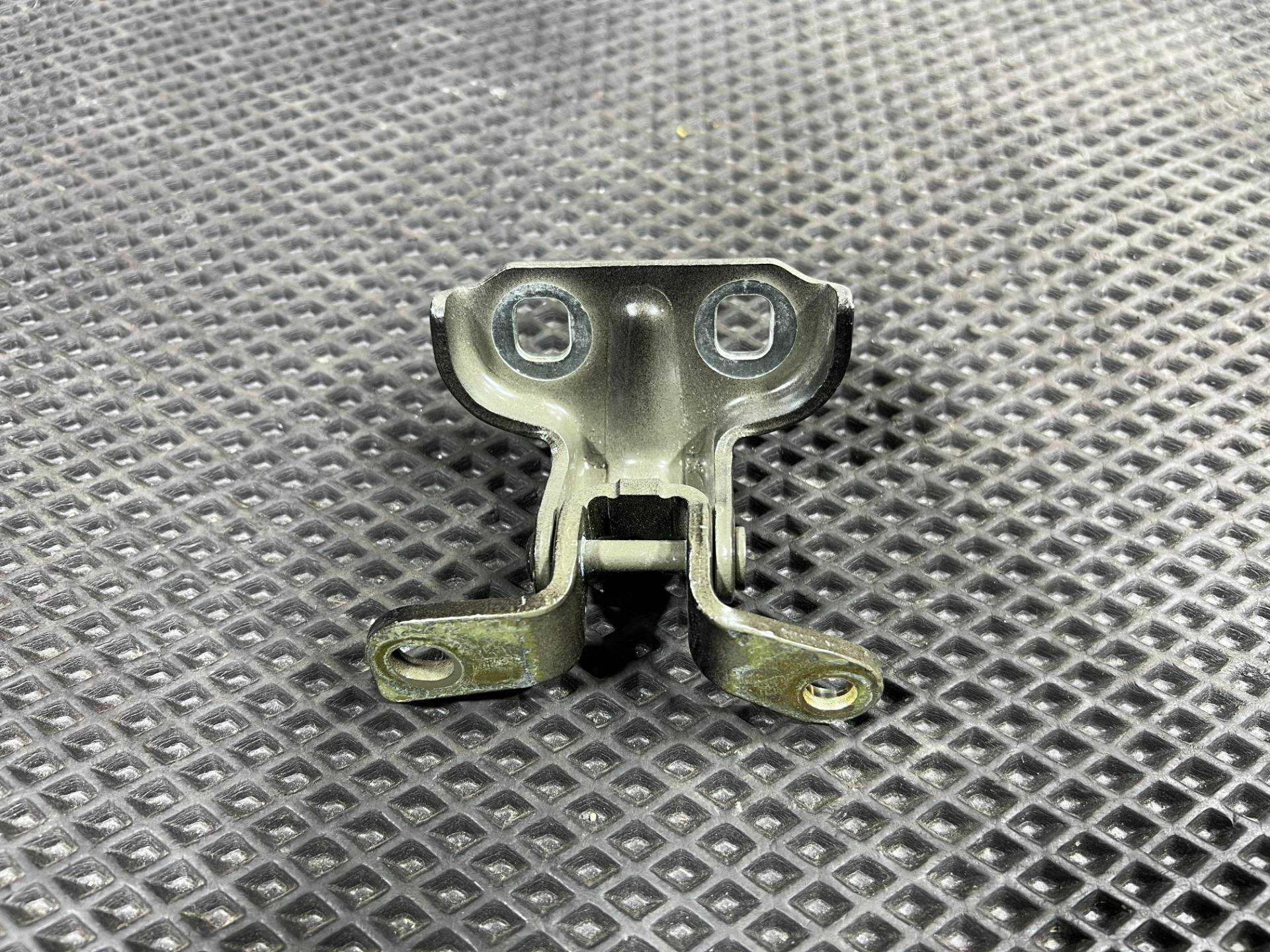 петля двери передней правой GMC Hummer EV 2024 OEM 13501713