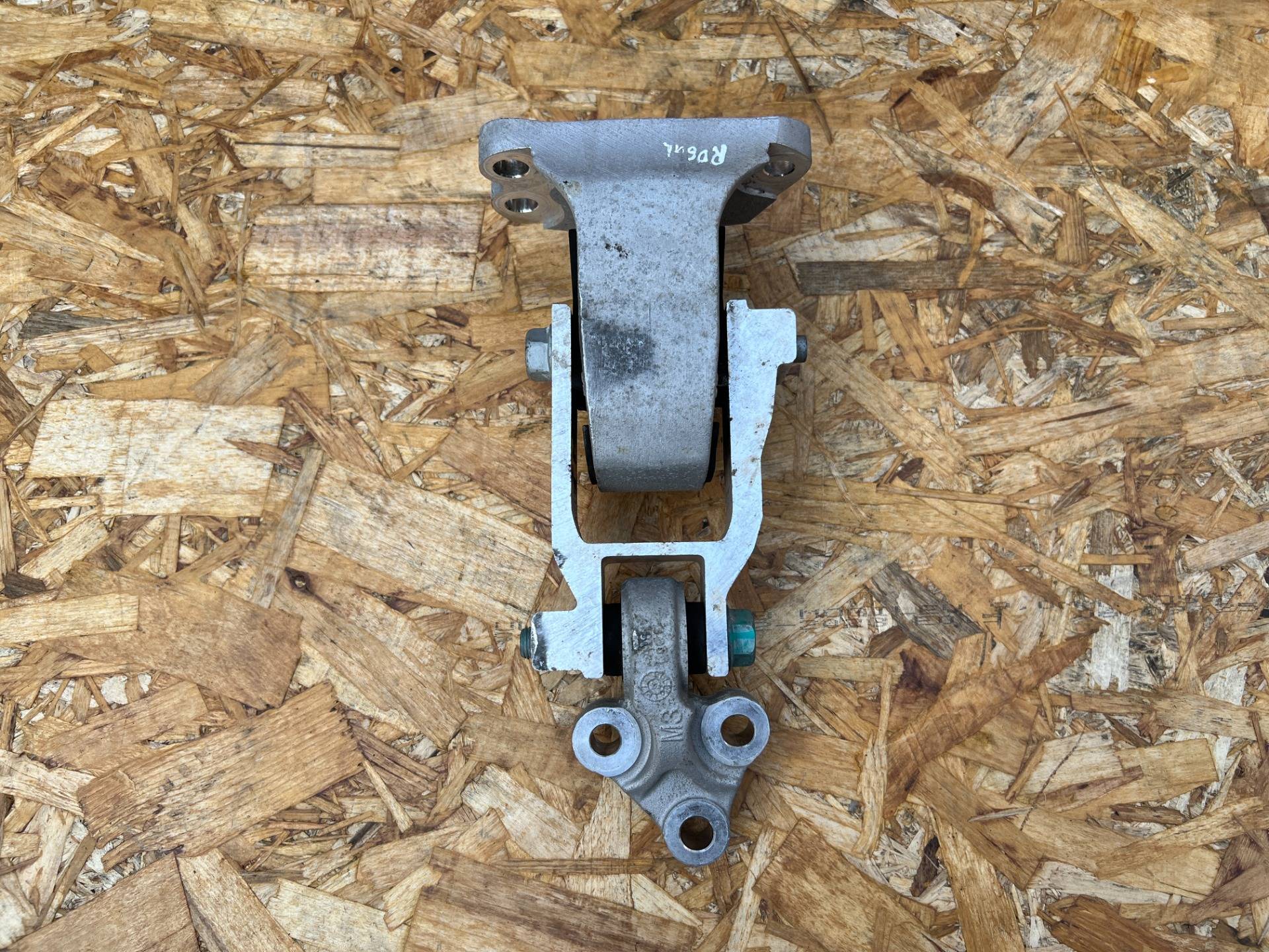 Подушка крепления двигателя Nissan Rogue T33 2023 OEM 11360-6RC0B, 11332-6RC0A