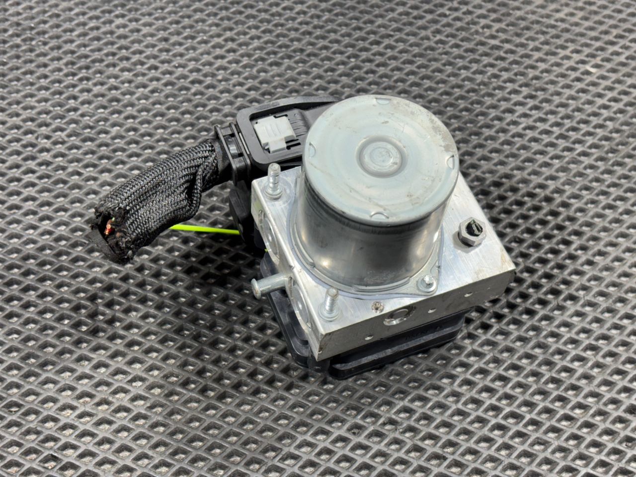 блок ABS Mercedes-Benz GLB-Класс 1 поколение 2021, 2.0 л., бензин, АКПП, внедорожник 5 дв., A1779006207 - фото №1