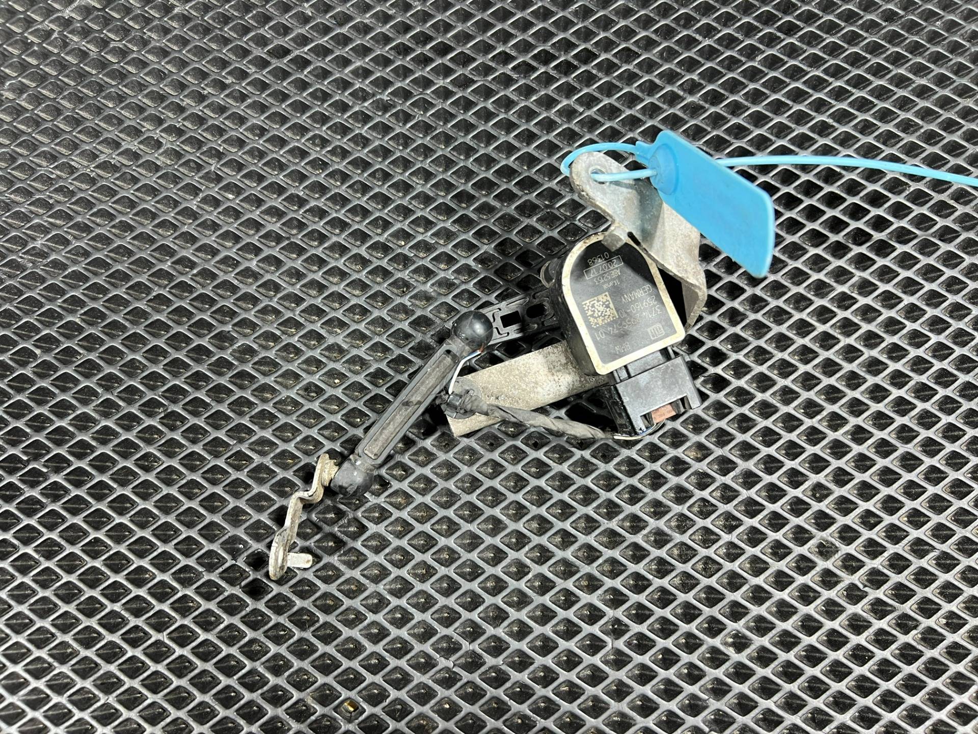 Датчик положения подвески BMW 8 G14/G15/G16 2018 OEM 37142959574, 37146895466, 6895466