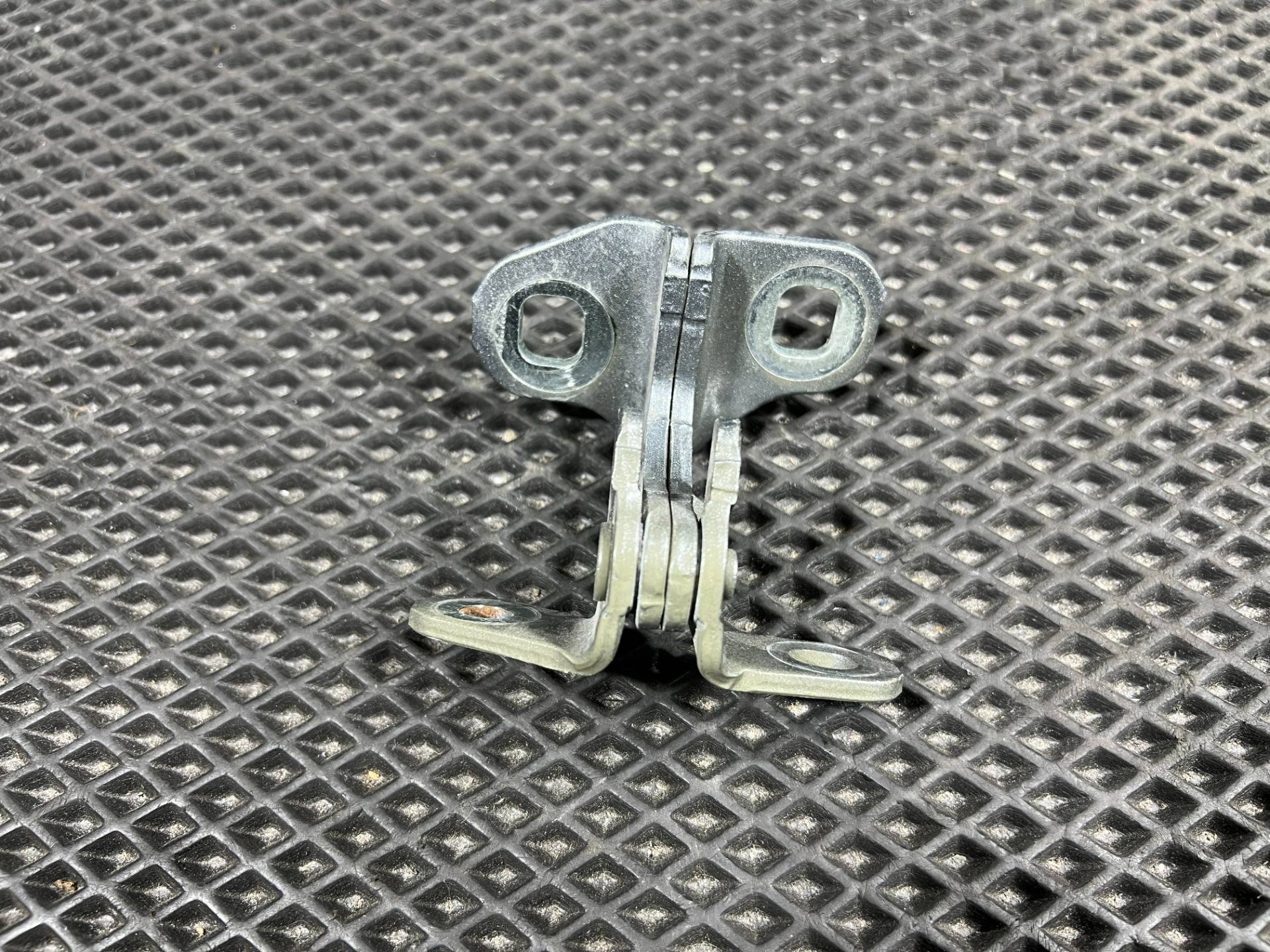 Петля двери задней правой GMC Hummer EV 2024 OEM 13590932