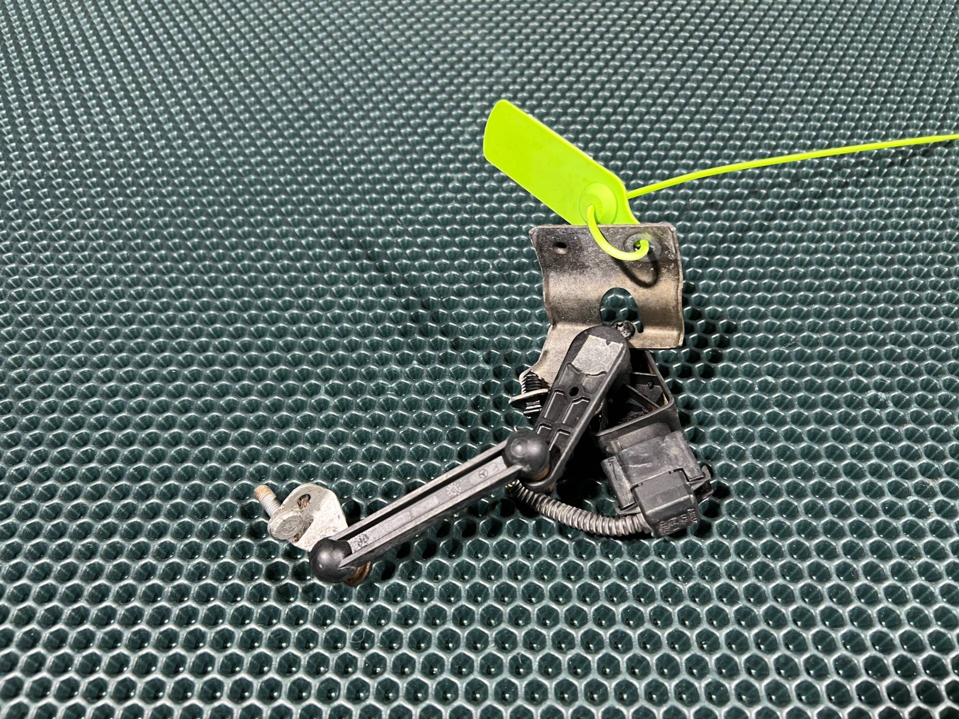 Датчик положения подвески Mercedes-Benz SL R231 2013 OEM A0009050003