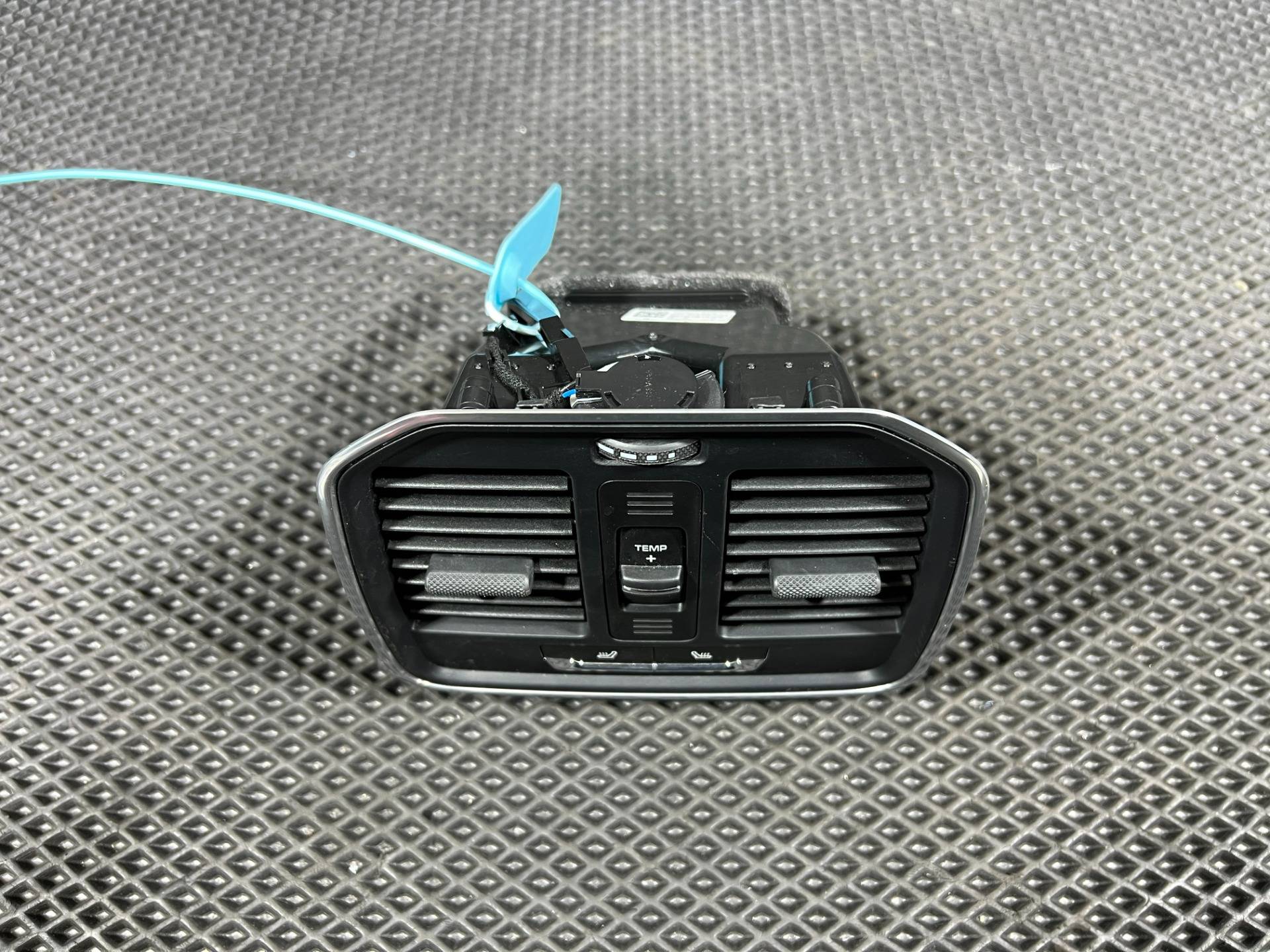 Дефлектор обдува салона Porsche Macan 2-й рестайлинг 2022 OEM 95B864298AQ0D9, 95B907049, 95B864298AQ