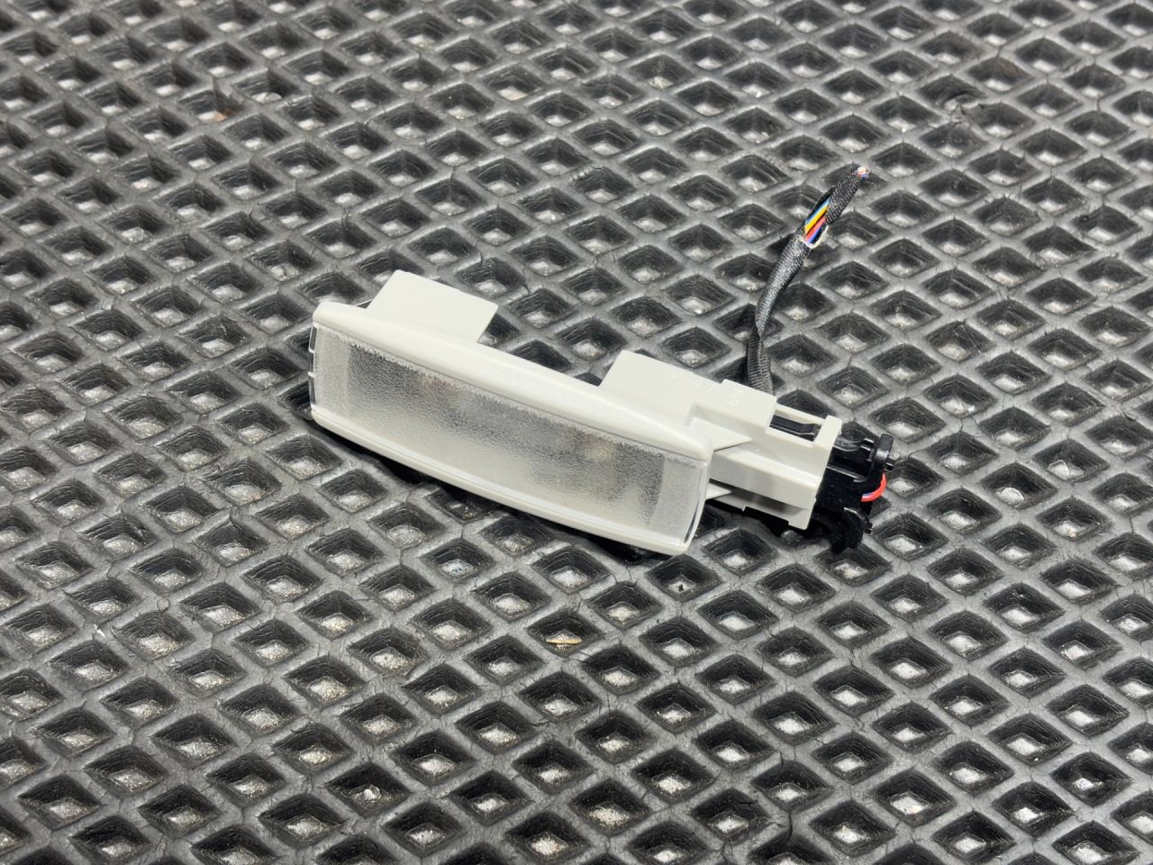 фонарь салона (плафон) Volkswagen Taos 1 поколение 2021, 1.5 л., DNK, бензин, АКПП, внедорожник 5 дв., 17A947109 - фото №1