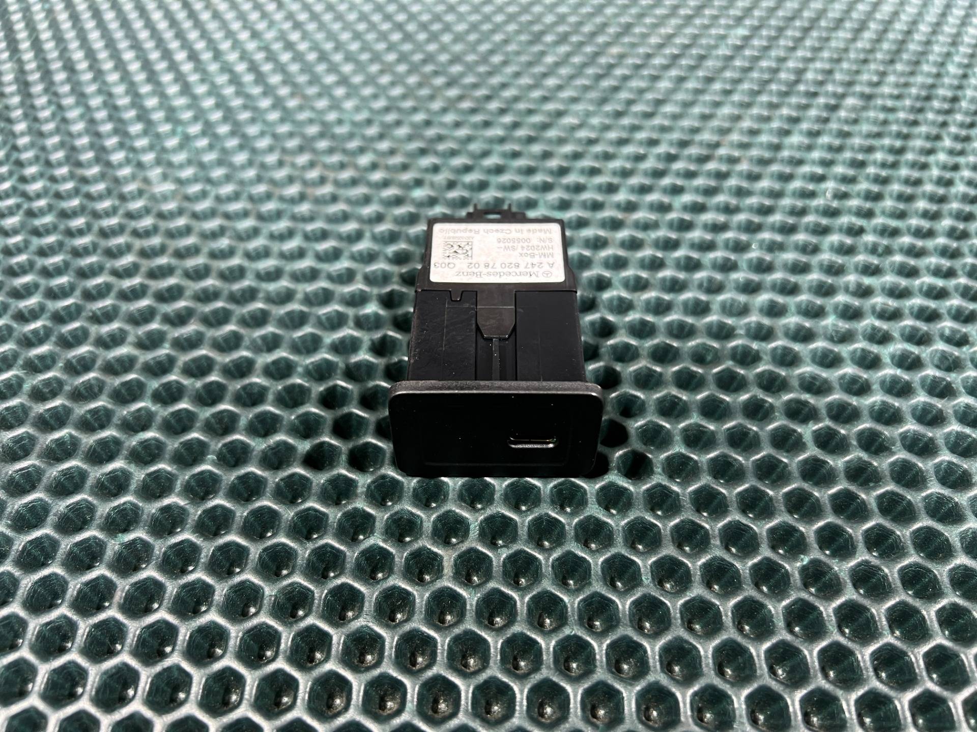 Разъем AUX / USB