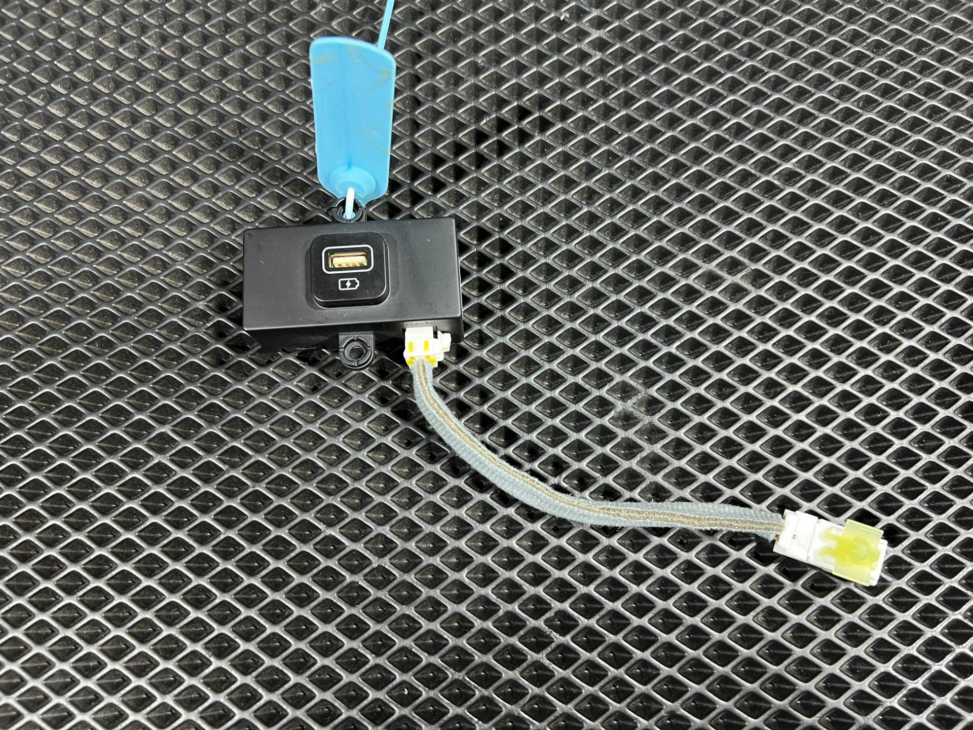 Разъем AUX / USB Kia Sorento 4 2023 OEM 96125-P2600