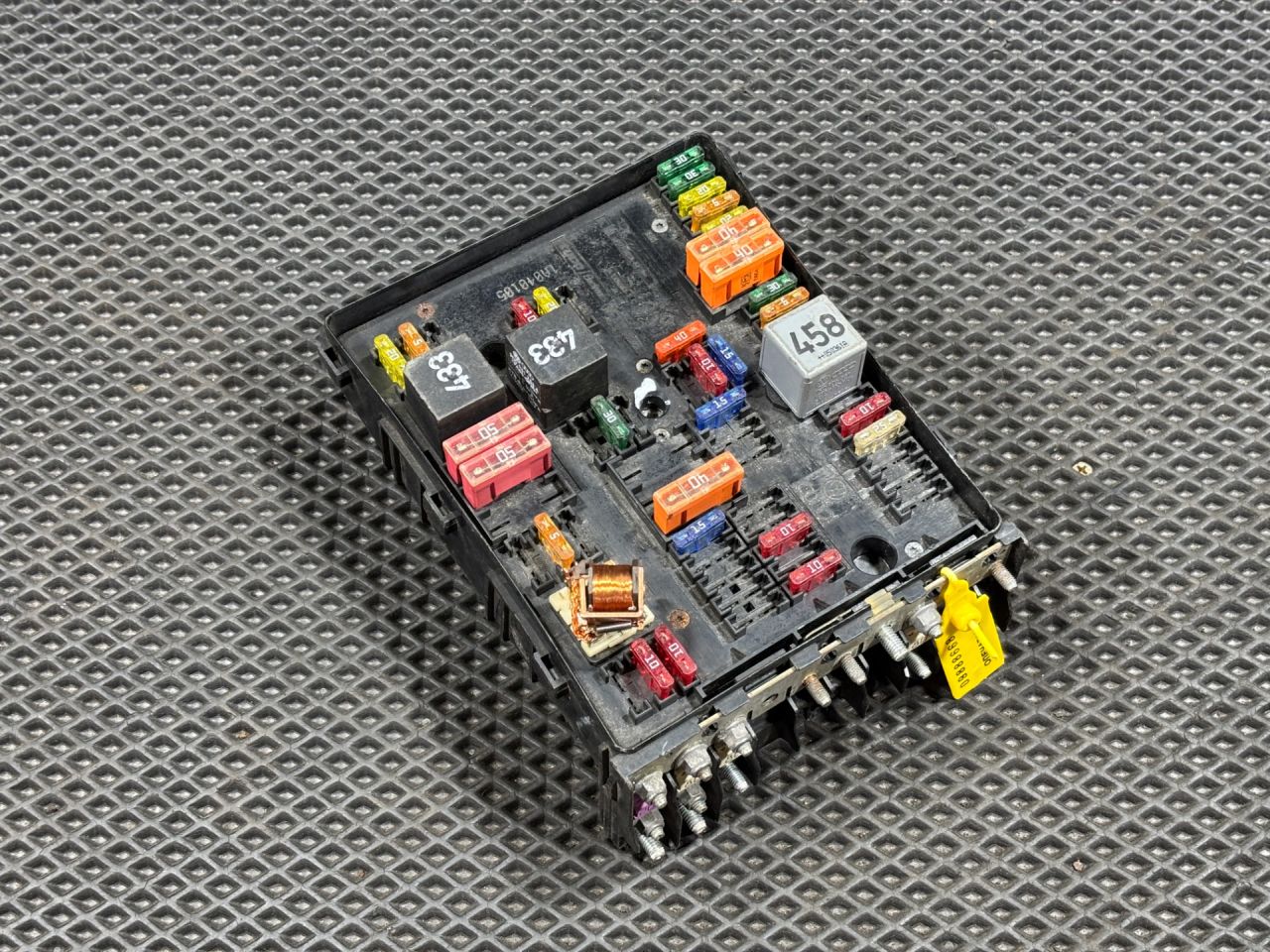 блок предохранителей Volkswagen Passat B6 2005, 2.0 л., бензин, седан, 1K0937124K - фото №1