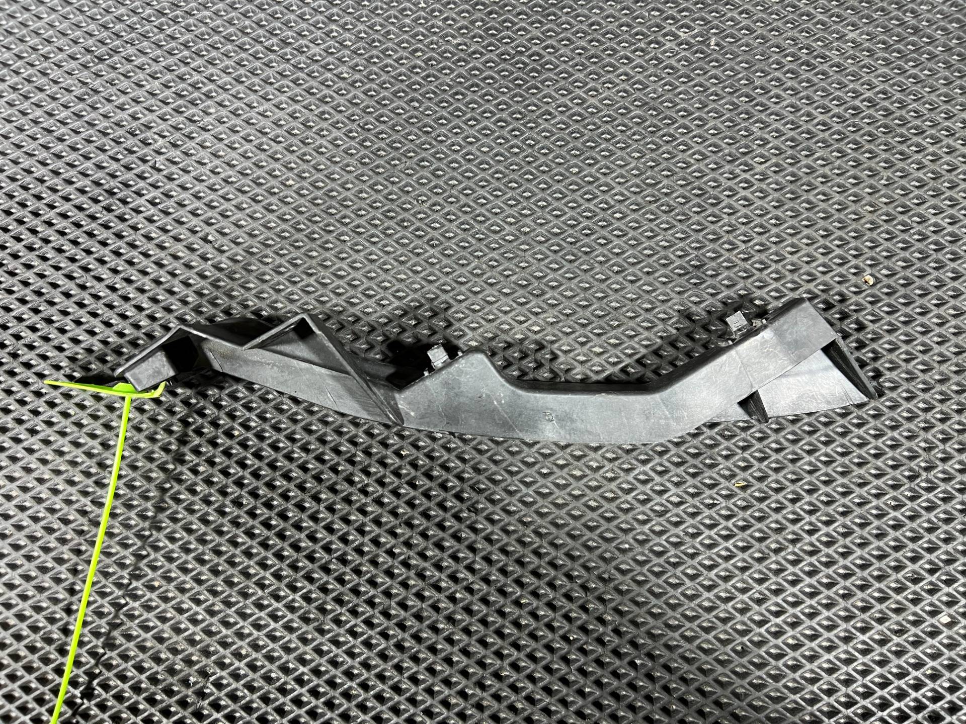 Кронштейн крепления бампера Porsche Cayenne 958 2013 OEM 7P5807889