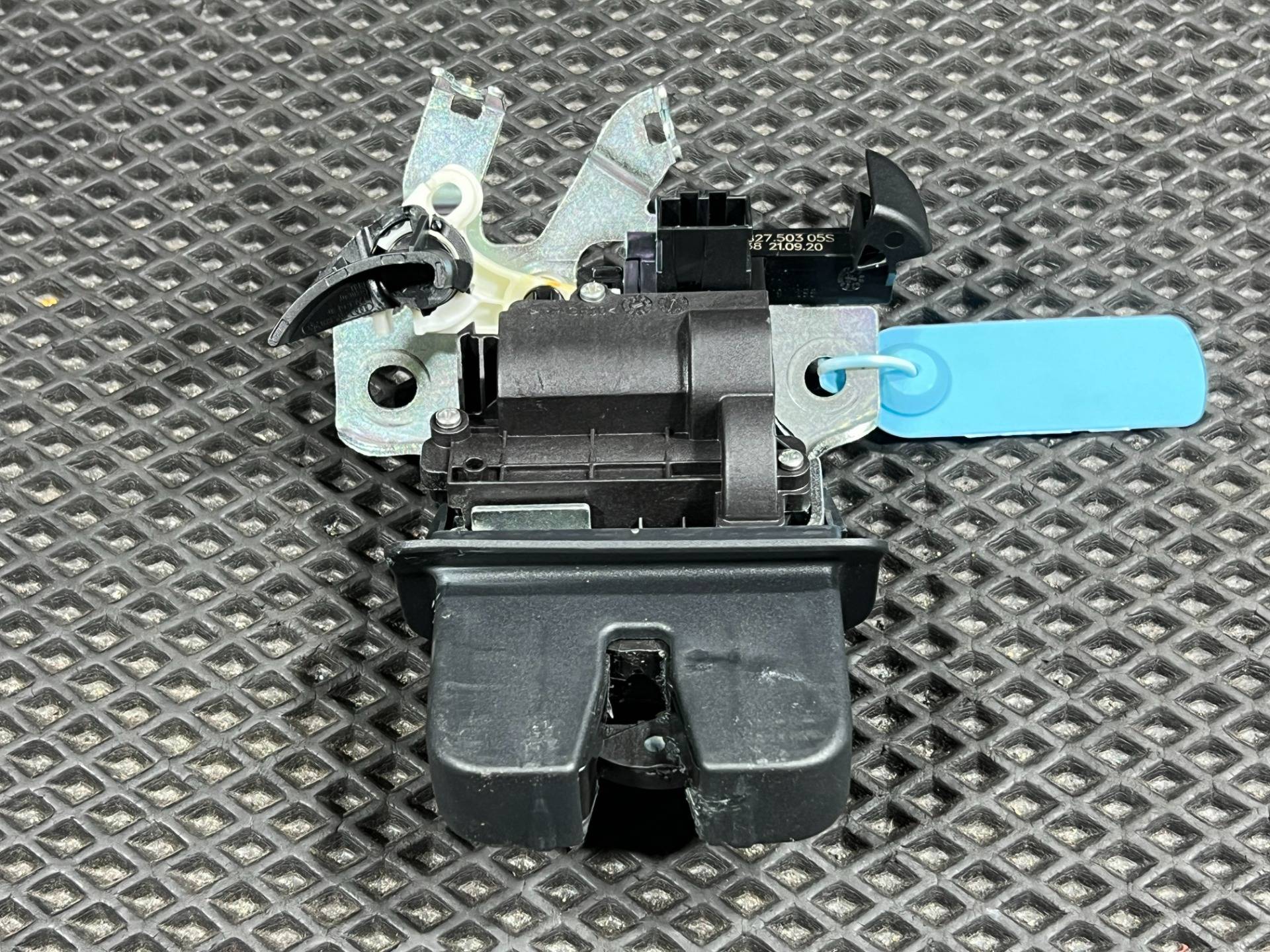 Замок багажника Audi RS4 B9 рестайлинг 2021 OEM 8W0827503