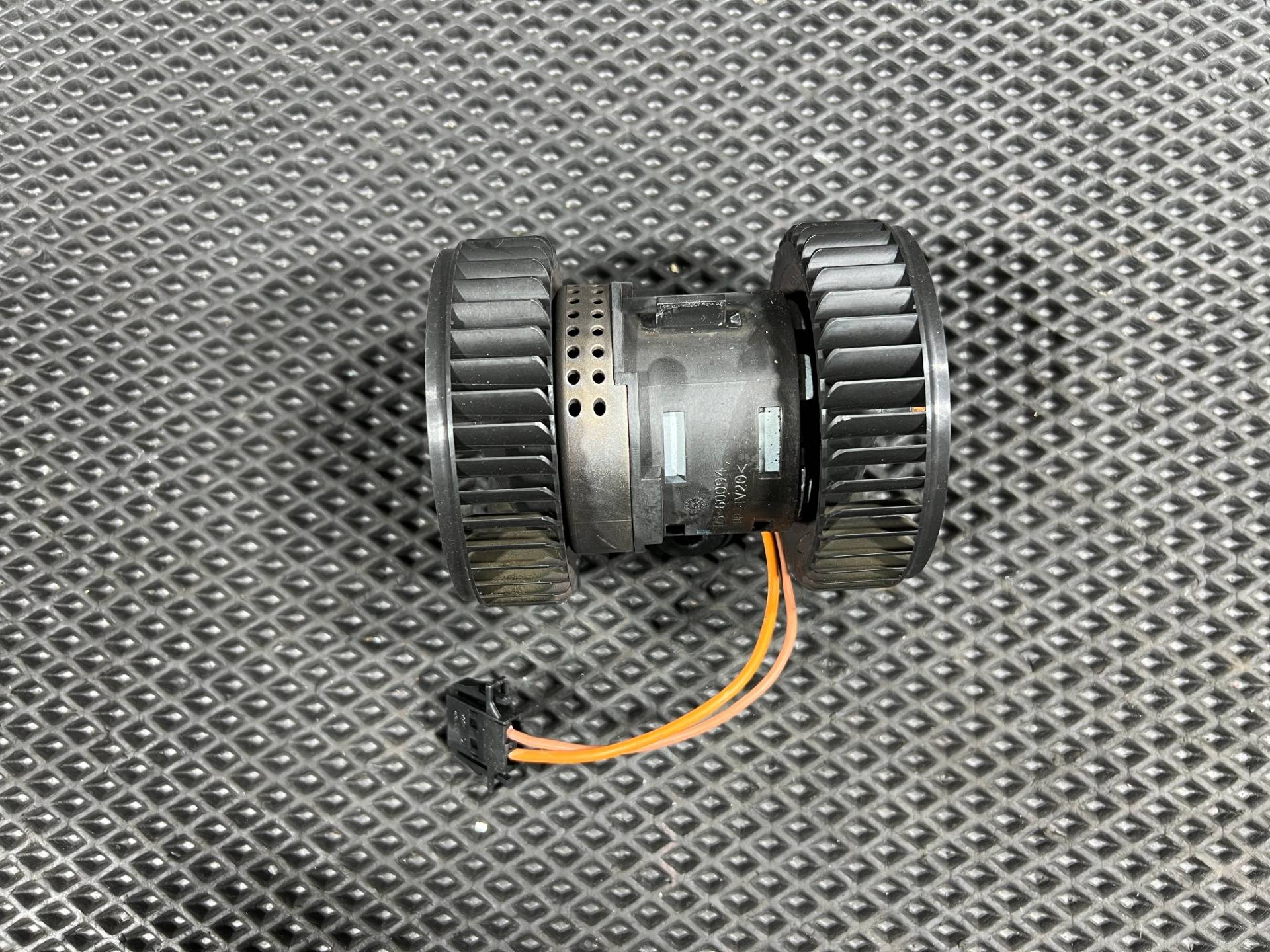 Моторчик печки Audi A7 4G 2013 OEM 4H0820021