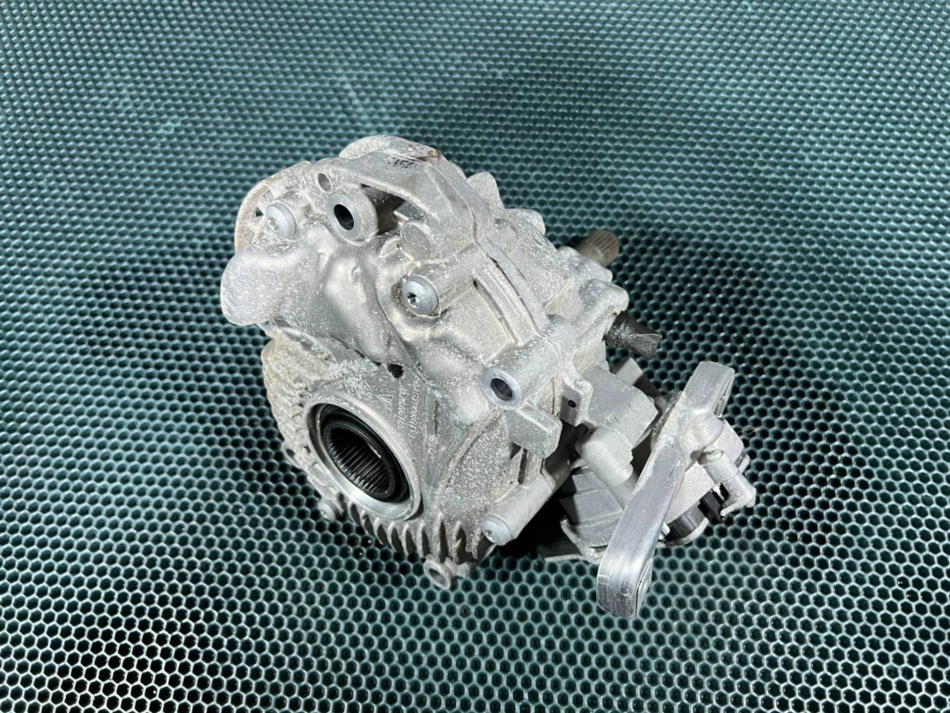 Раздаточная коробка Porsche Macan 2-й рестайлинг 2022 OEM 95B927755J, 95B341010N