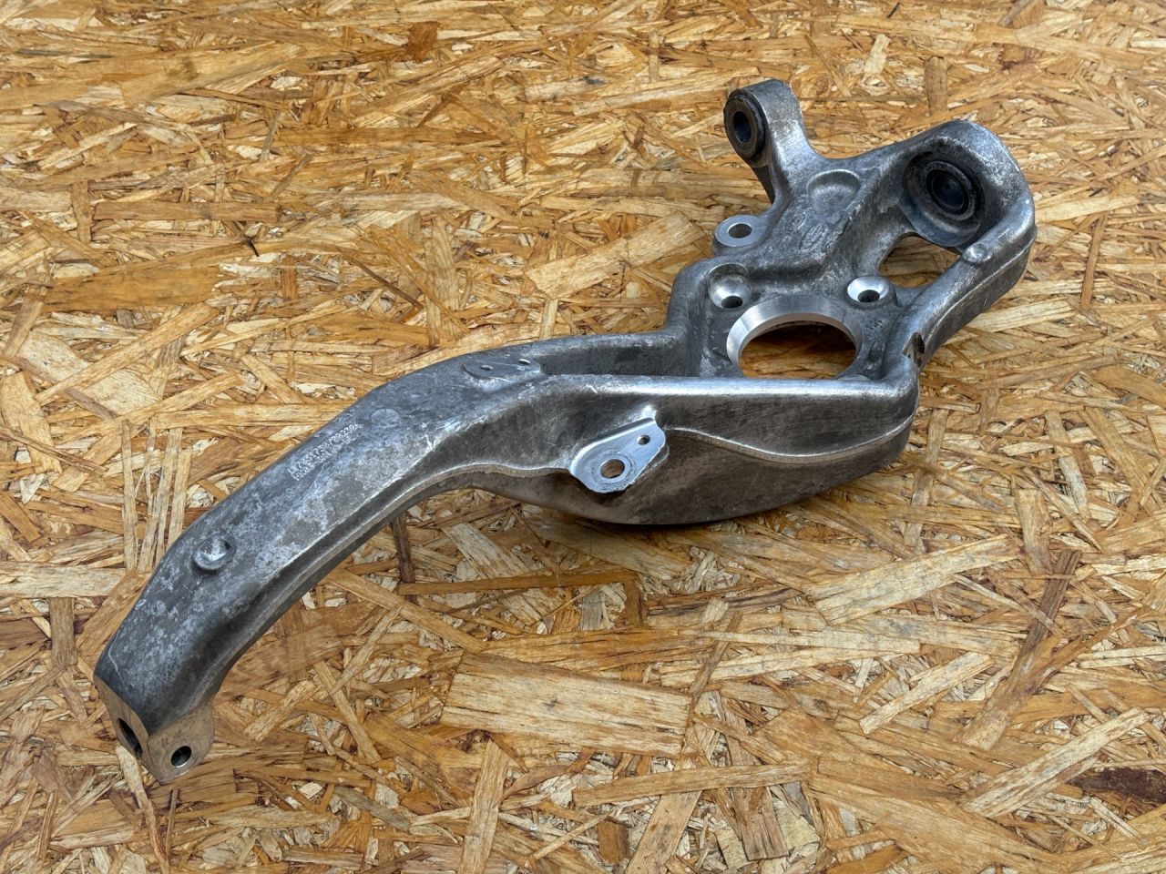 кулак поворотный правый Land Rover Range Rover Velar 1 поколение 2017, 3.0 л., бензин, АКПП, внедорожник 5 дв., HK83-3K185-BC, T4A37932, T4A3593, T4A35575, LR138444, LR093817, 602123462 - фото №1