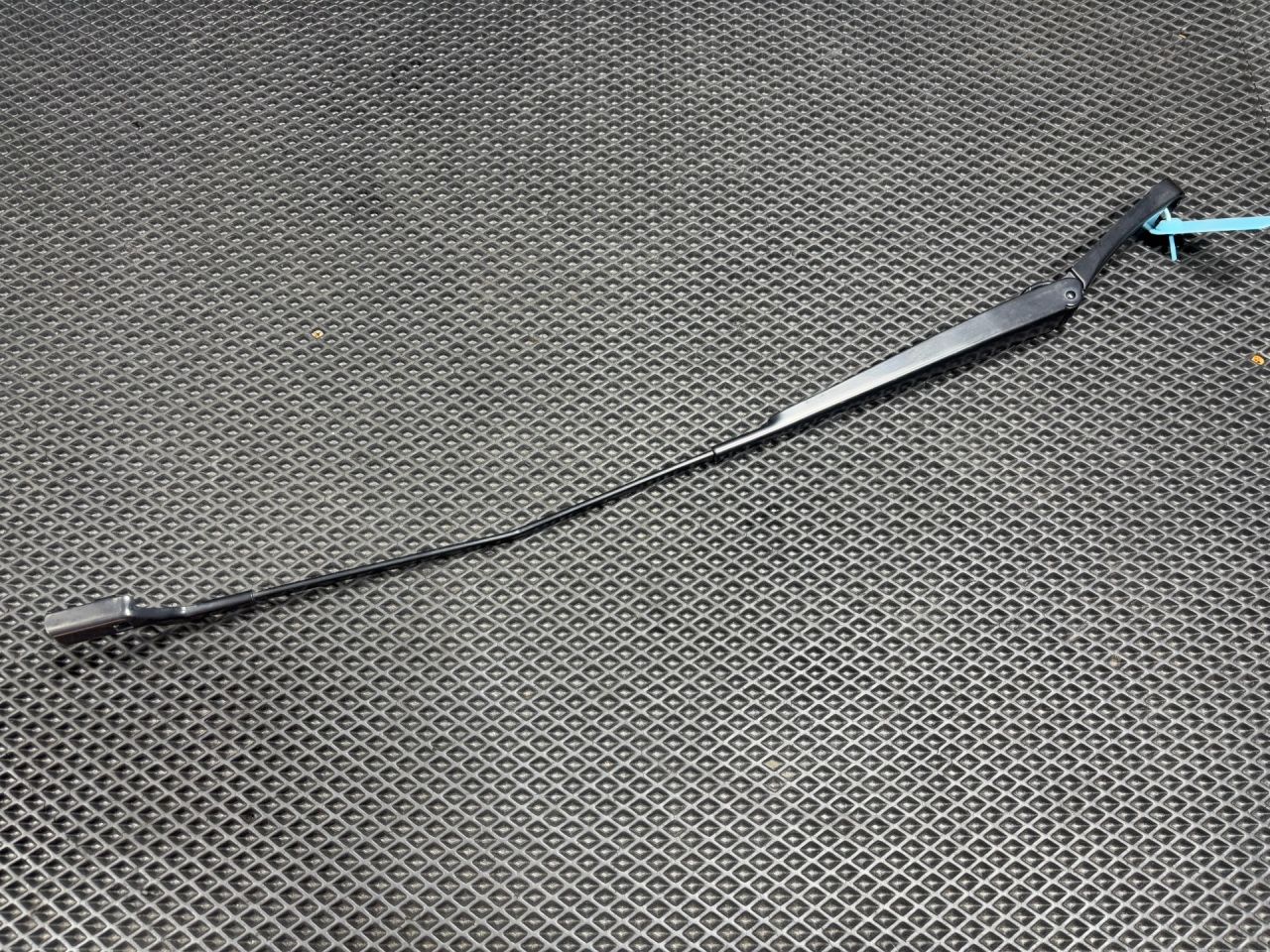 щеткодержатель (поводок стеклоочистителя, дворник) Volkswagen Taos 1 поколение 2021, 1.5 л., DNK, бензин, АКПП, внедорожник 5 дв., 2GJ955410 - фото №1