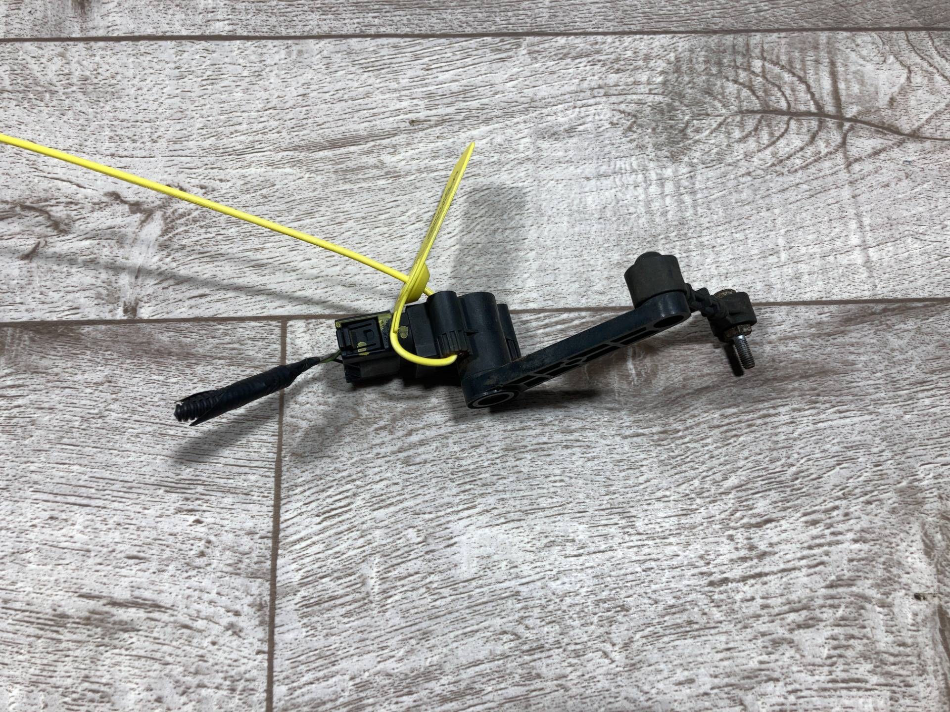 Датчик положения подвески Land Rover Defender 2 2013 OEM CPLA3D026AA, LR033254, LR033256