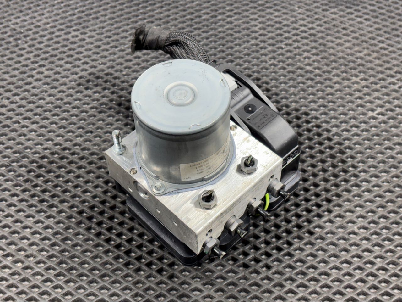 блок ABS Mercedes-Benz GLB-Класс 1 поколение 2021, 2.0 л., бензин, АКПП, внедорожник 5 дв., A1779007805 - фото №1