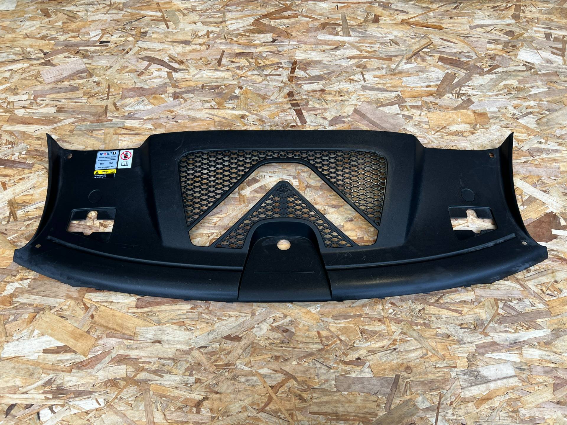Накладка замка капота Porsche Macan 2-й рестайлинг 2022 OEM 95B805806