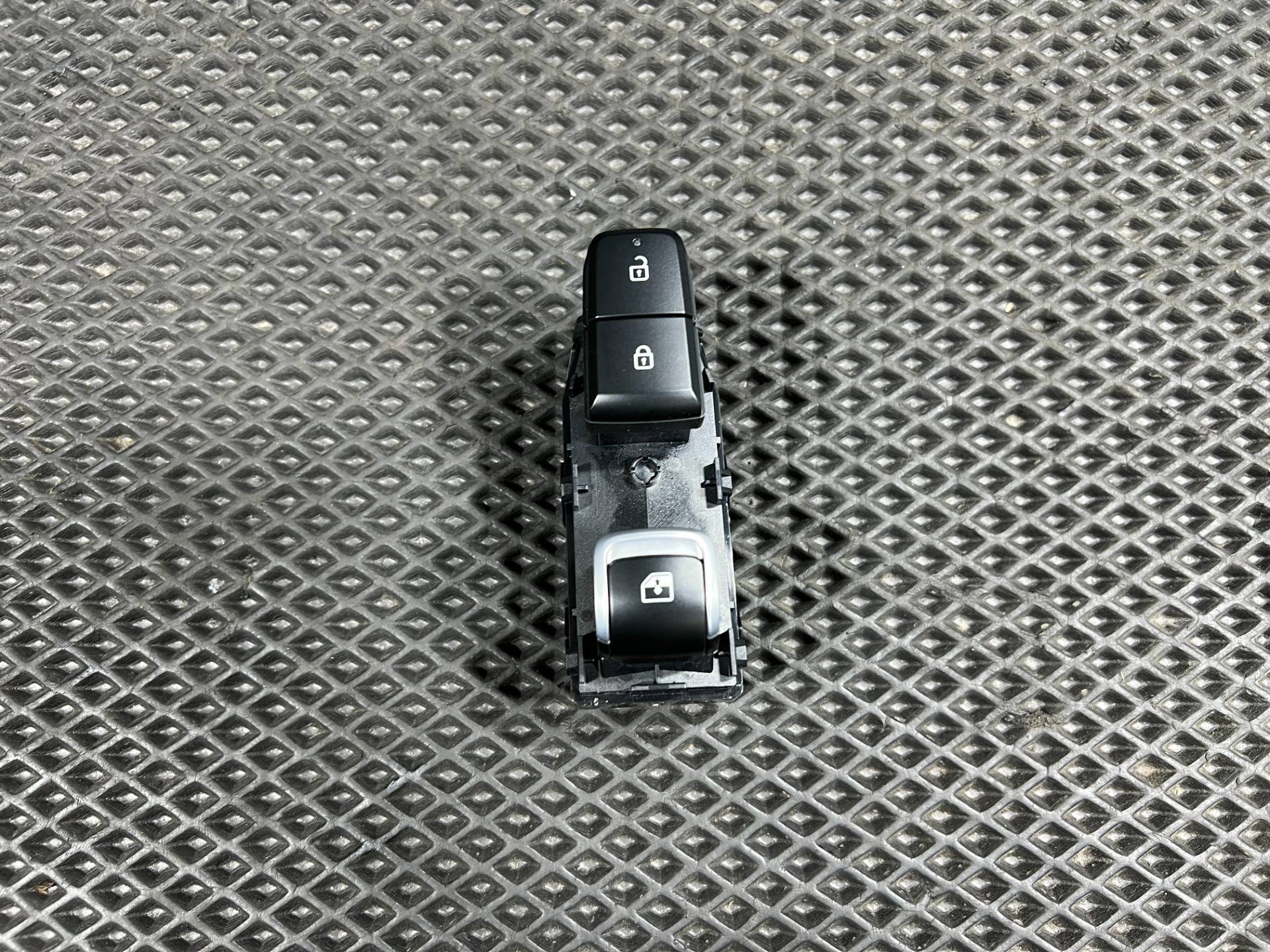 Кнопка стеклоподъемника переднего правого Kia K5 3 рестайлинг 2025 OEM 93576L2105