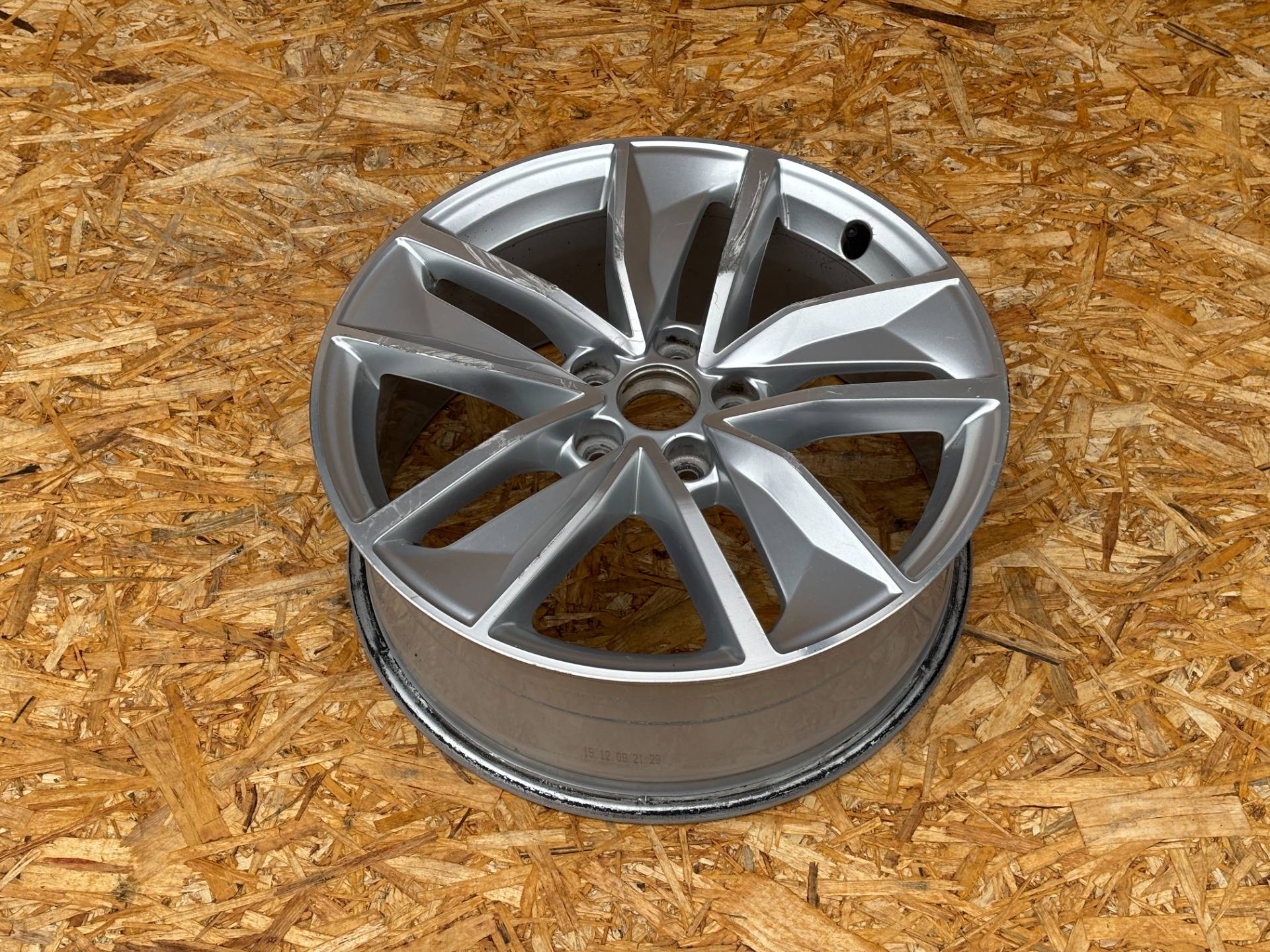 диск литой Audi Q3 8U 2016 OEM 8U0601025AN