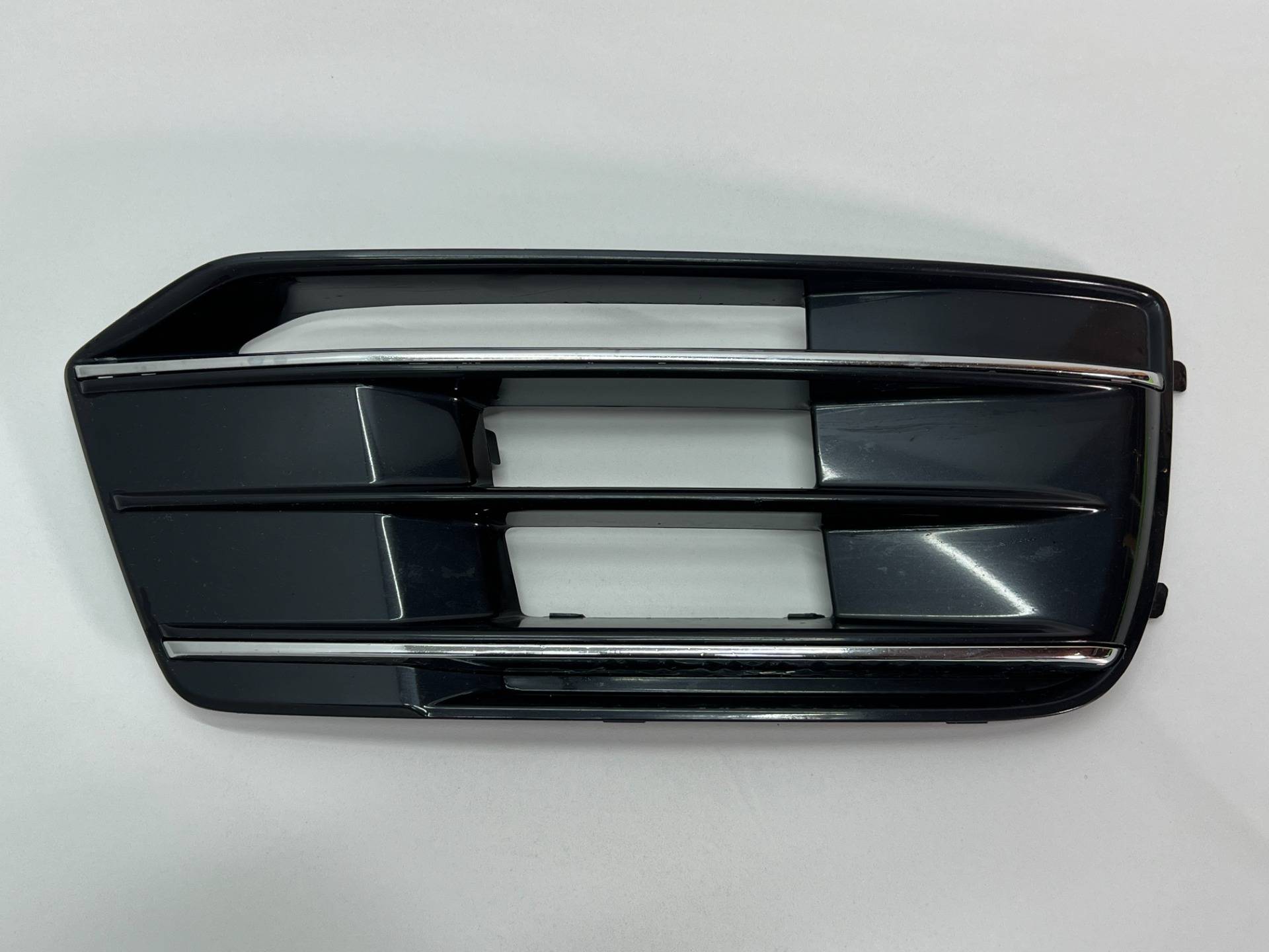 Заглушка (решетка) в бампер Audi Q5 FY 2017 OEM 80A807680D, 80A807680DE
