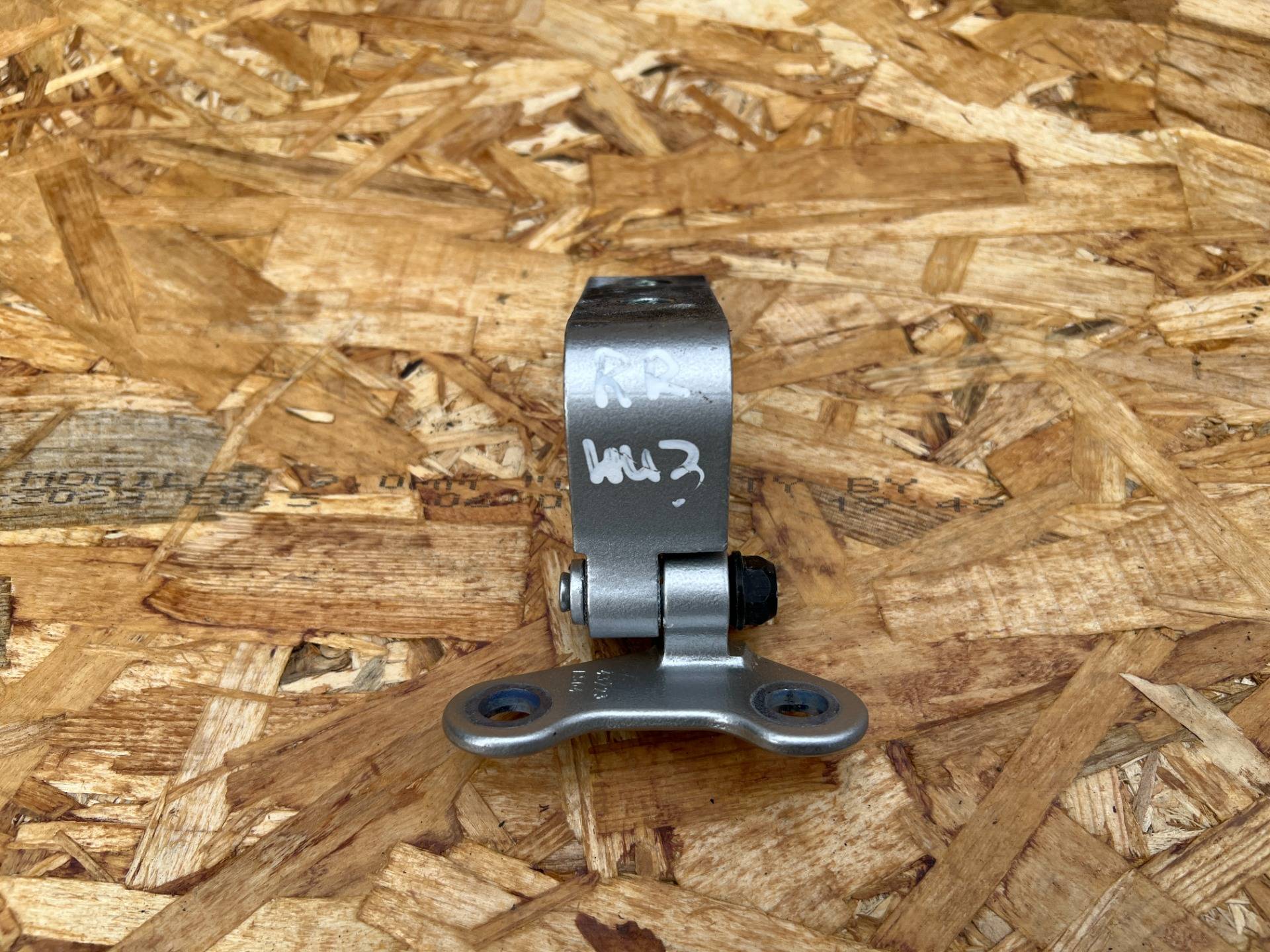 Петля двери задней правой Nissan Pathfinder R53 2023 OEM 82420-6RA0A