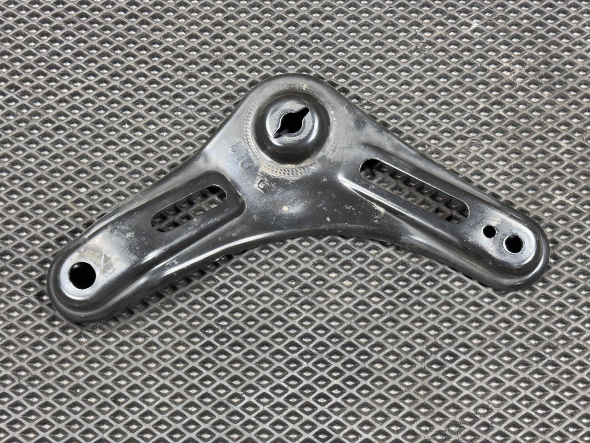 Кронштейн крепления балки подвески Kia K5 3 2022 OEM 62470L2000