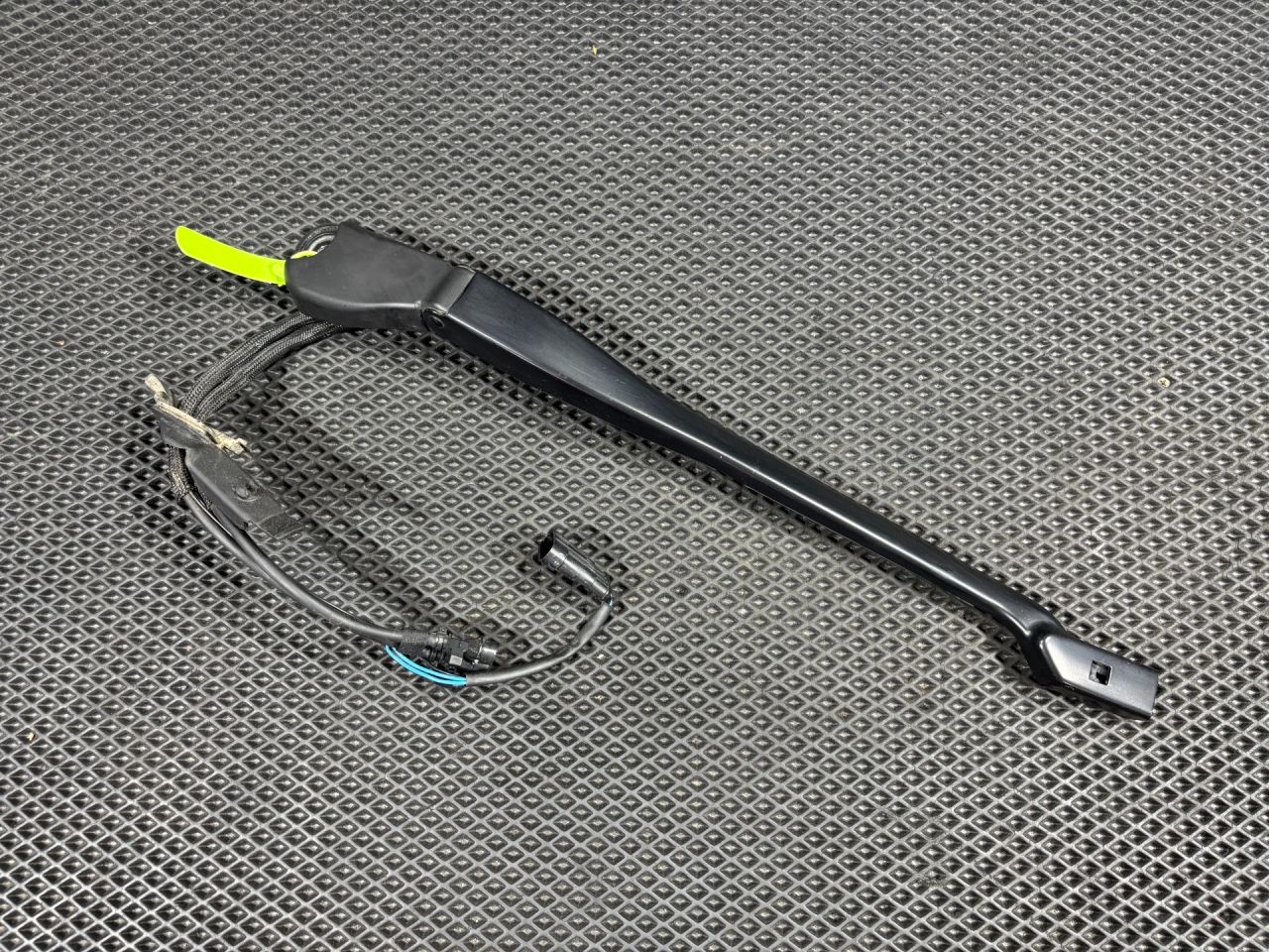 щеткодержатель (поводок стеклоочистителя, дворник) Mercedes-Benz SL-Класс R231 2012, 4.7 л., бензин, АКПП, кабриолет, A2318201300, W000030816 - фото №1