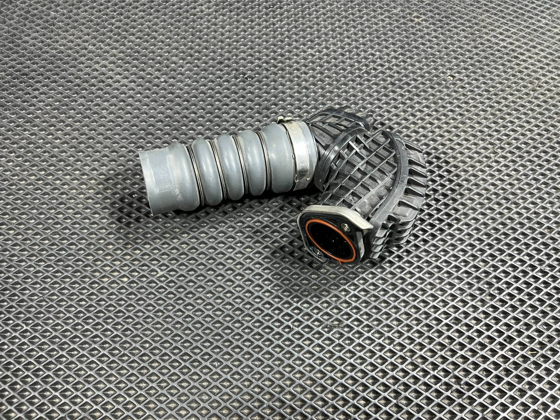 Патрубок интеркулера Genesis G70 2019 OEM HRS25839