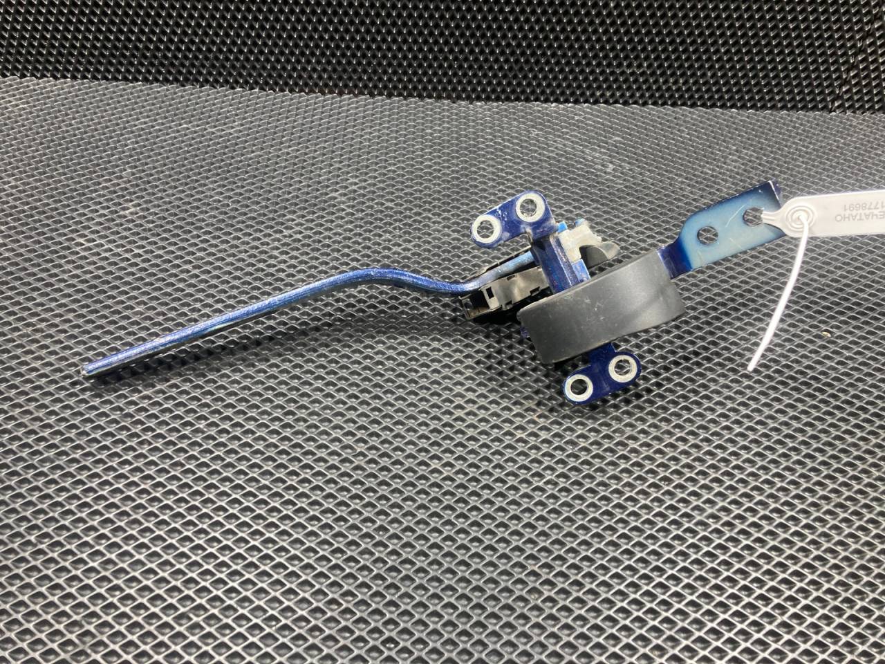 петля крышки багажника Porsche Cayenne 955 2006, 4.5 л., M 48.00, бензин, АКПП, внедорожник 5 дв., 7L5827301B - фото №1