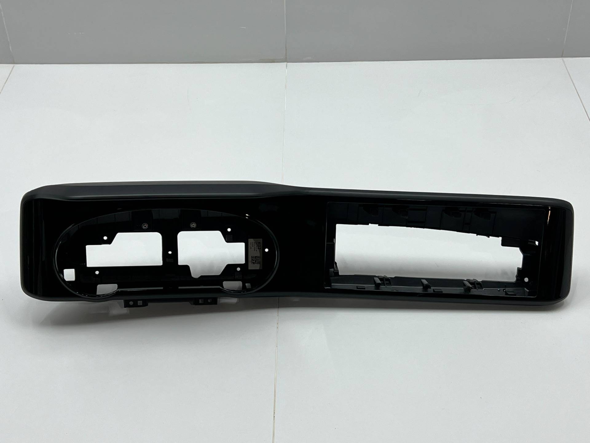 Накладка декоративная на торпедо Kia Carnival 4 2022 OEM 84744-R0020