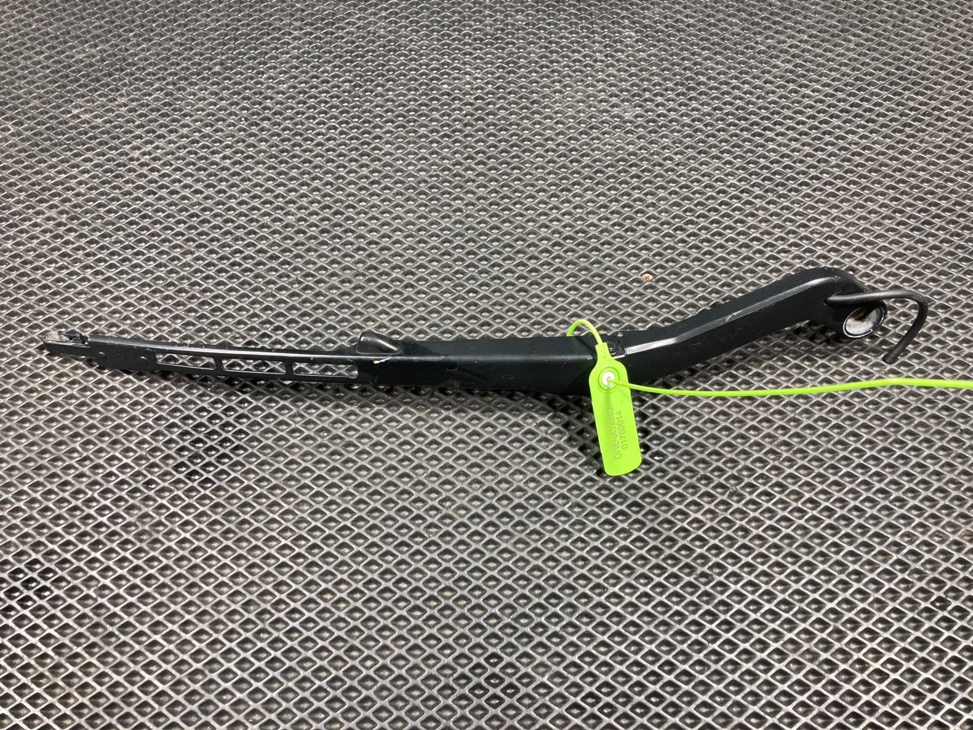 Щеткодержатель (поводок стеклоочистителя, дворник) Jaguar XK X150 2016 OEM 6W8317B589AD, C2P1264